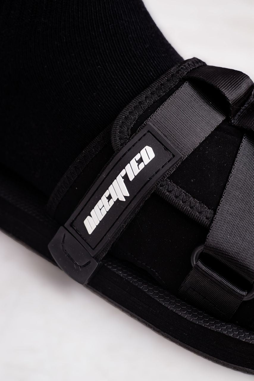 Diceyfied Essentials Velcro Logo-Detail Unisex Slide in Black