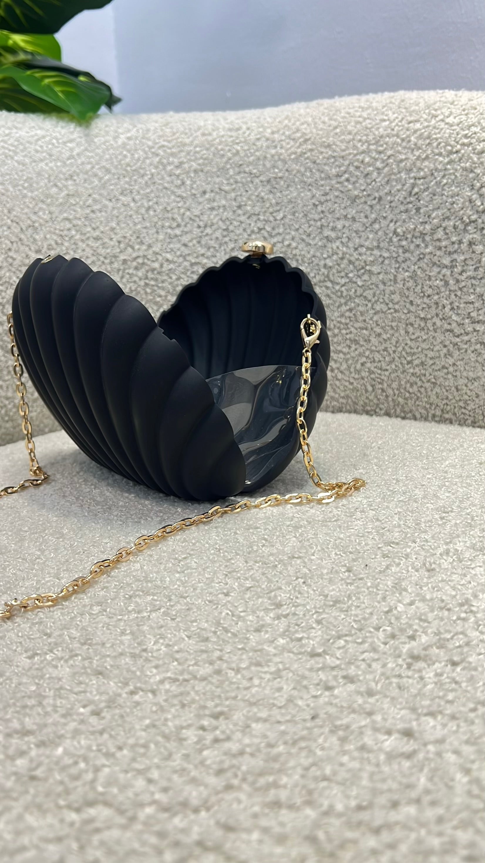 Shell Matte Clutch Purse in Black