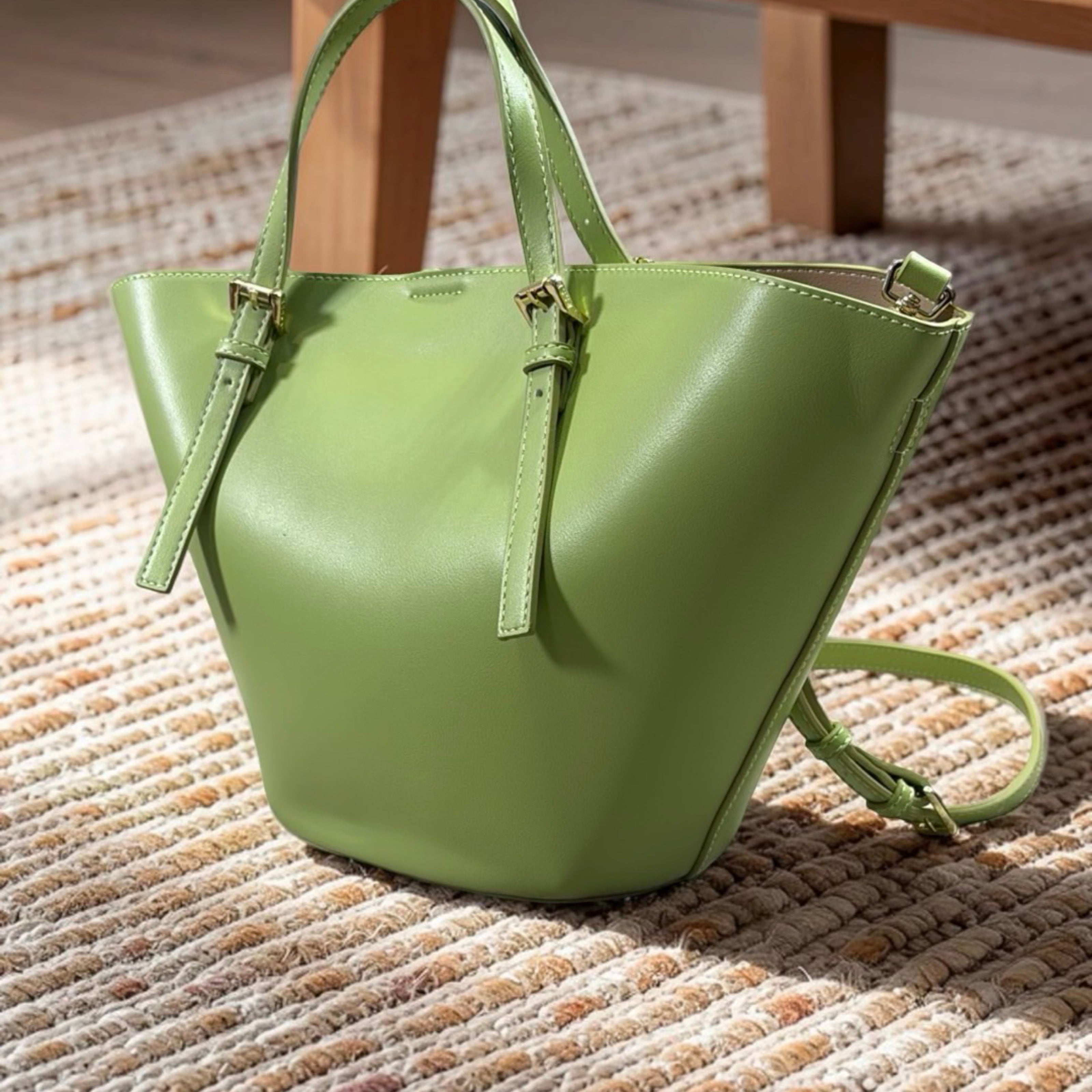 Versse Trapeze Handbag in Lemon