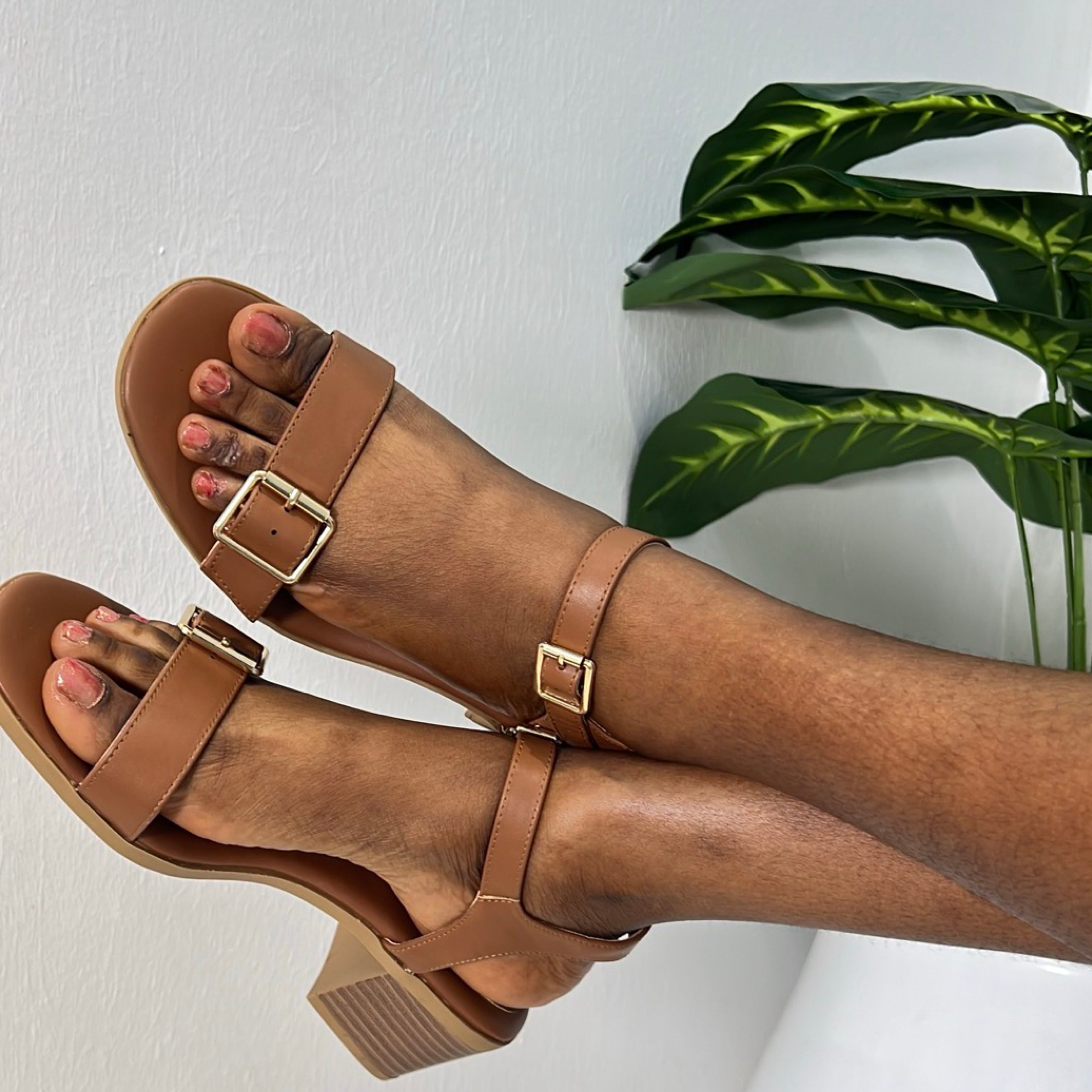 NEW LOOK BUCKLE DETAIL BLOCK HEEL SANDAL IN COGNAC