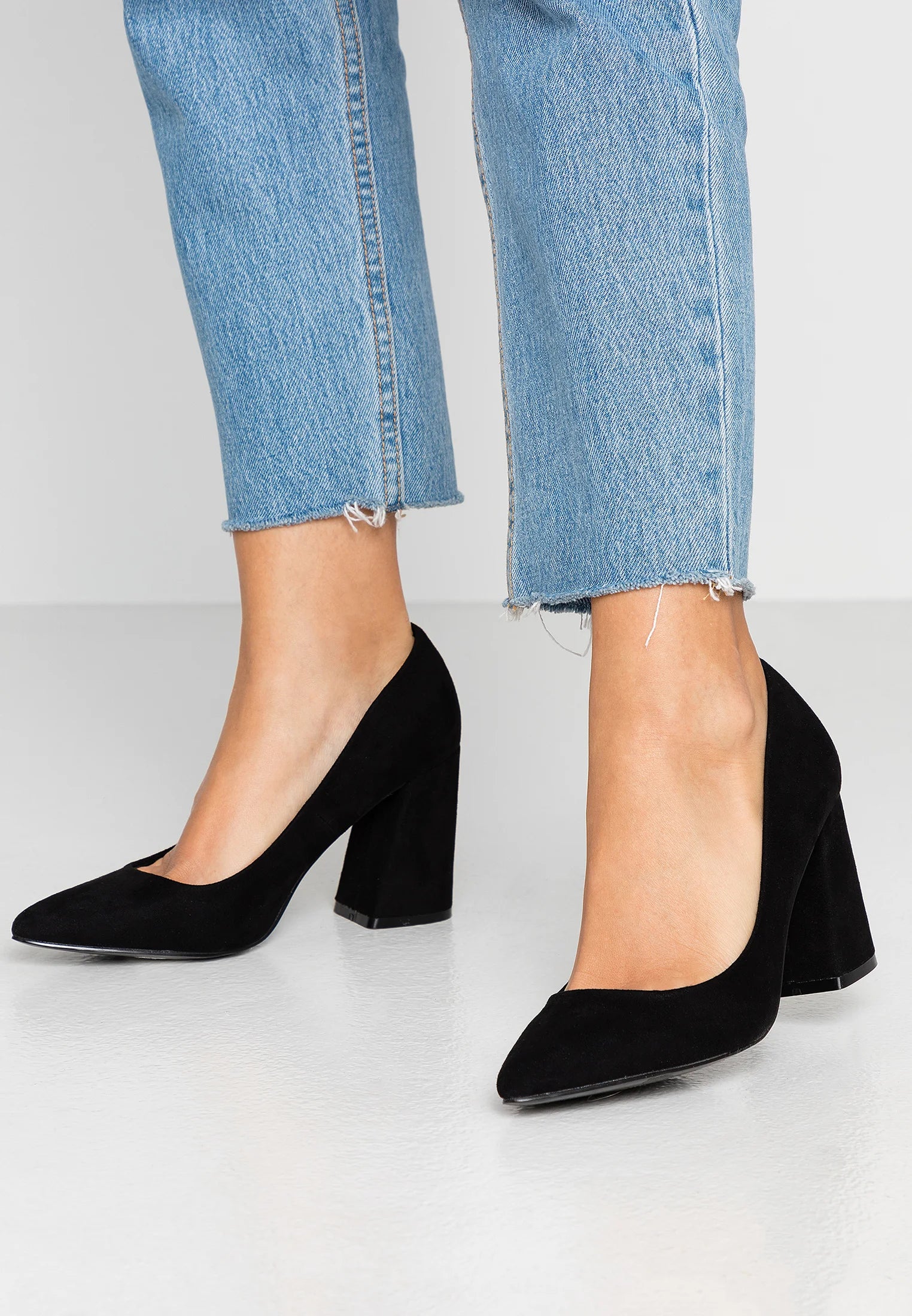 EVEN & ODD BLACK POINTED TO BLOCK HEEL PUMP