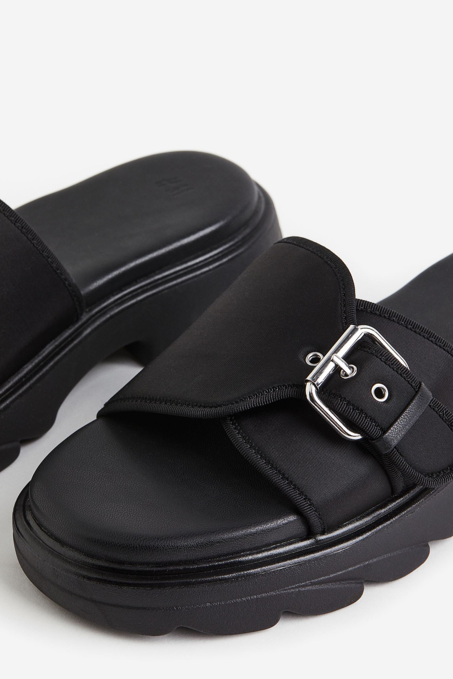 H & M BLACK CHUNKY BUCKLE DETAIL SLIDE