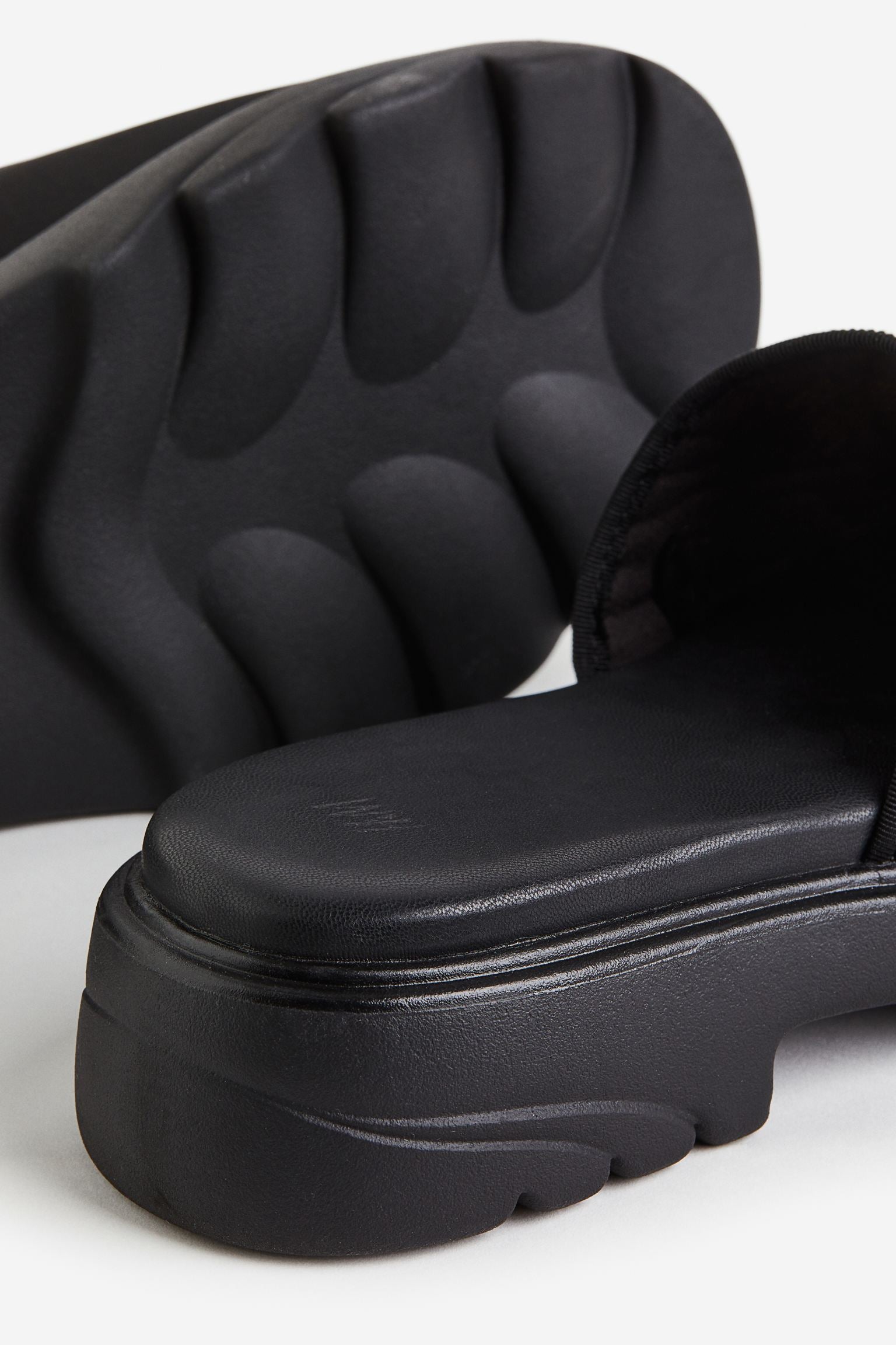H & M BLACK CHUNKY BUCKLE DETAIL SLIDE