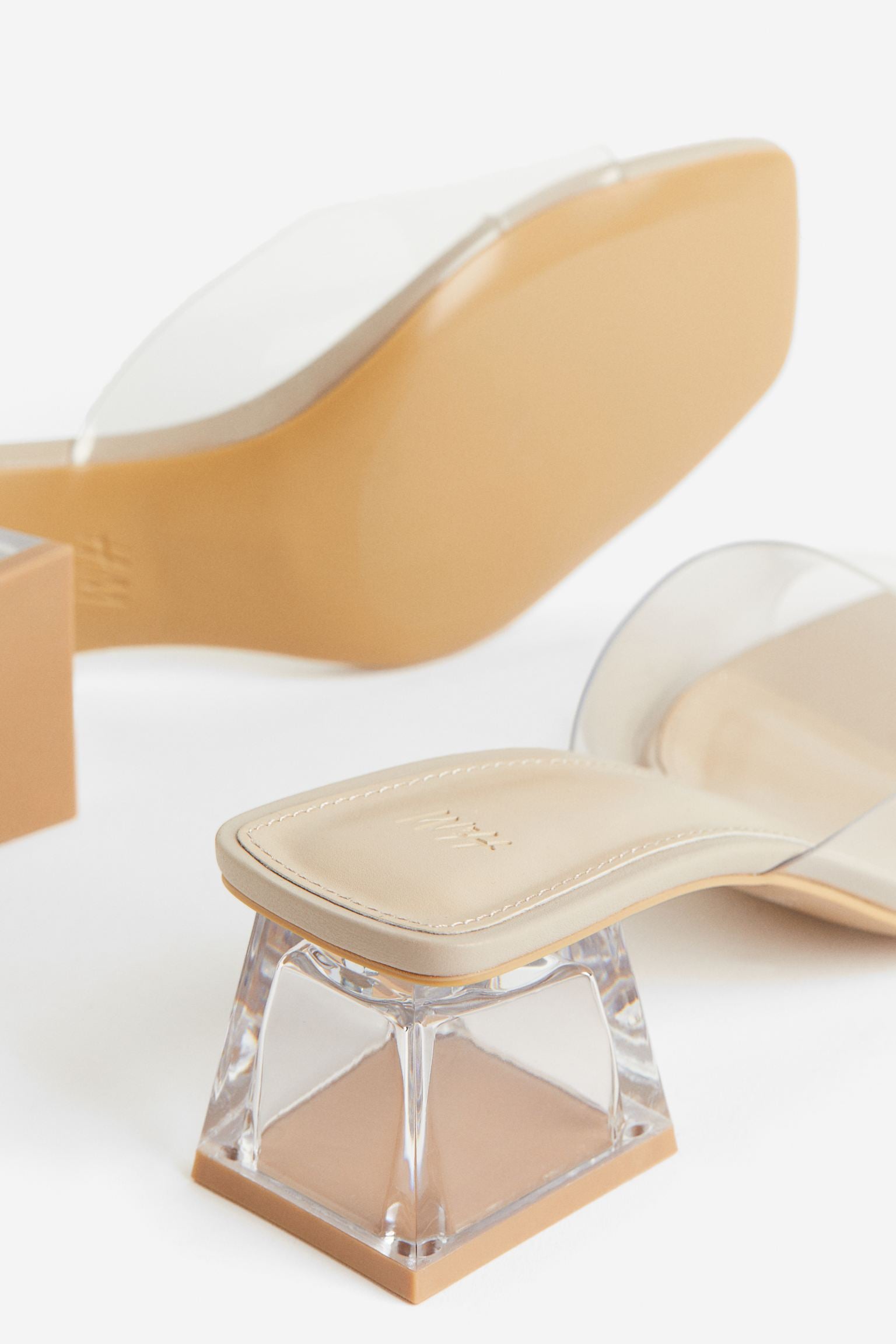 H & M CLEAR VINYL METHACRYLATE BLOCK HEEL