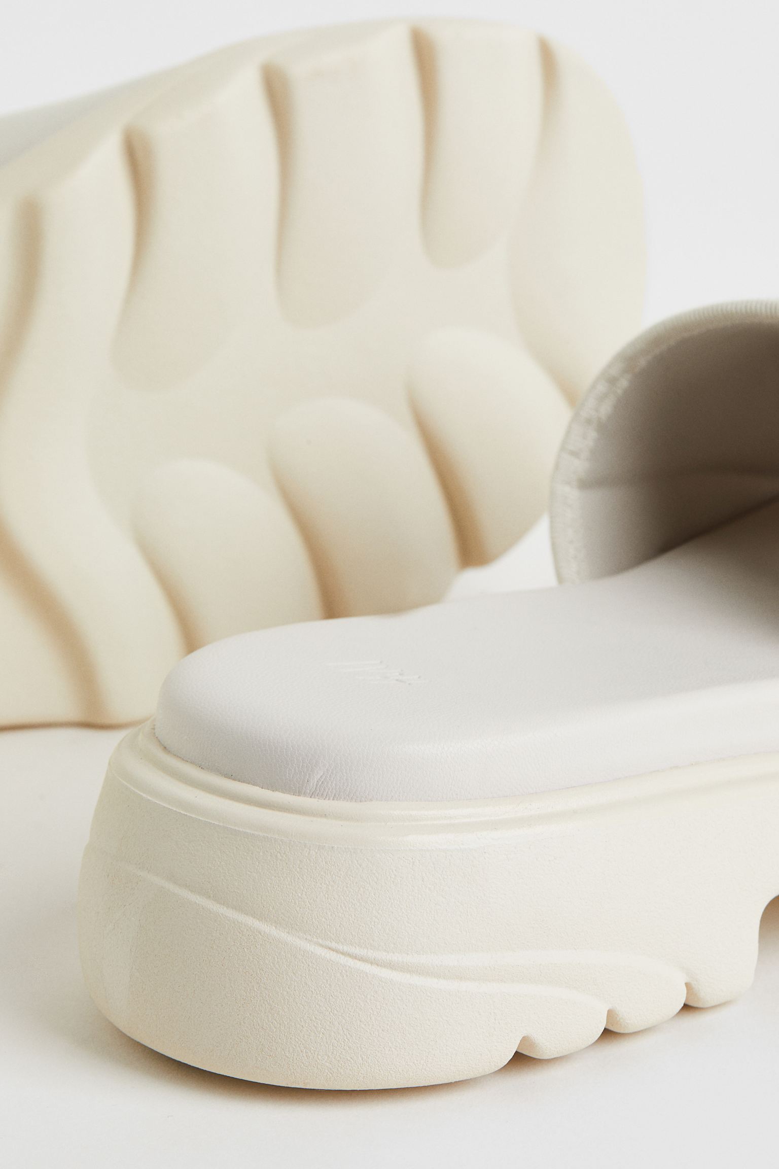 H & M ECRU CHUNKY BUCKLE DETAIL SLIDE