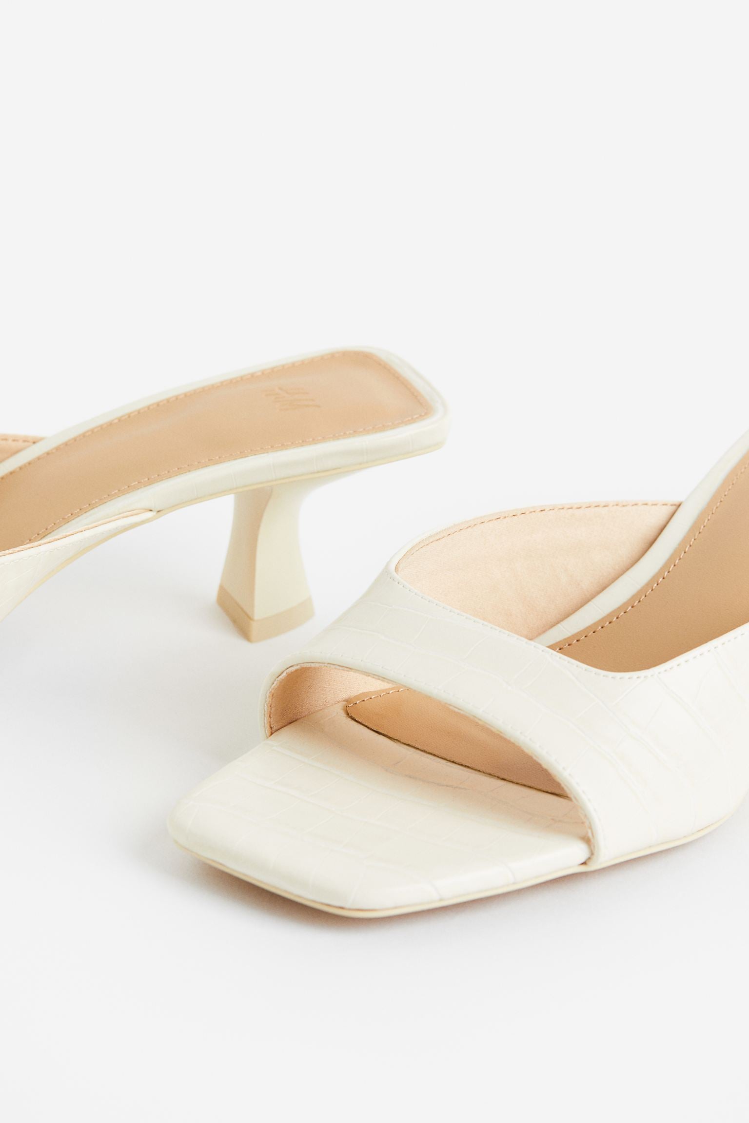 H & M WHITE FAUX CROC LEATHER LOW HEEL MULE