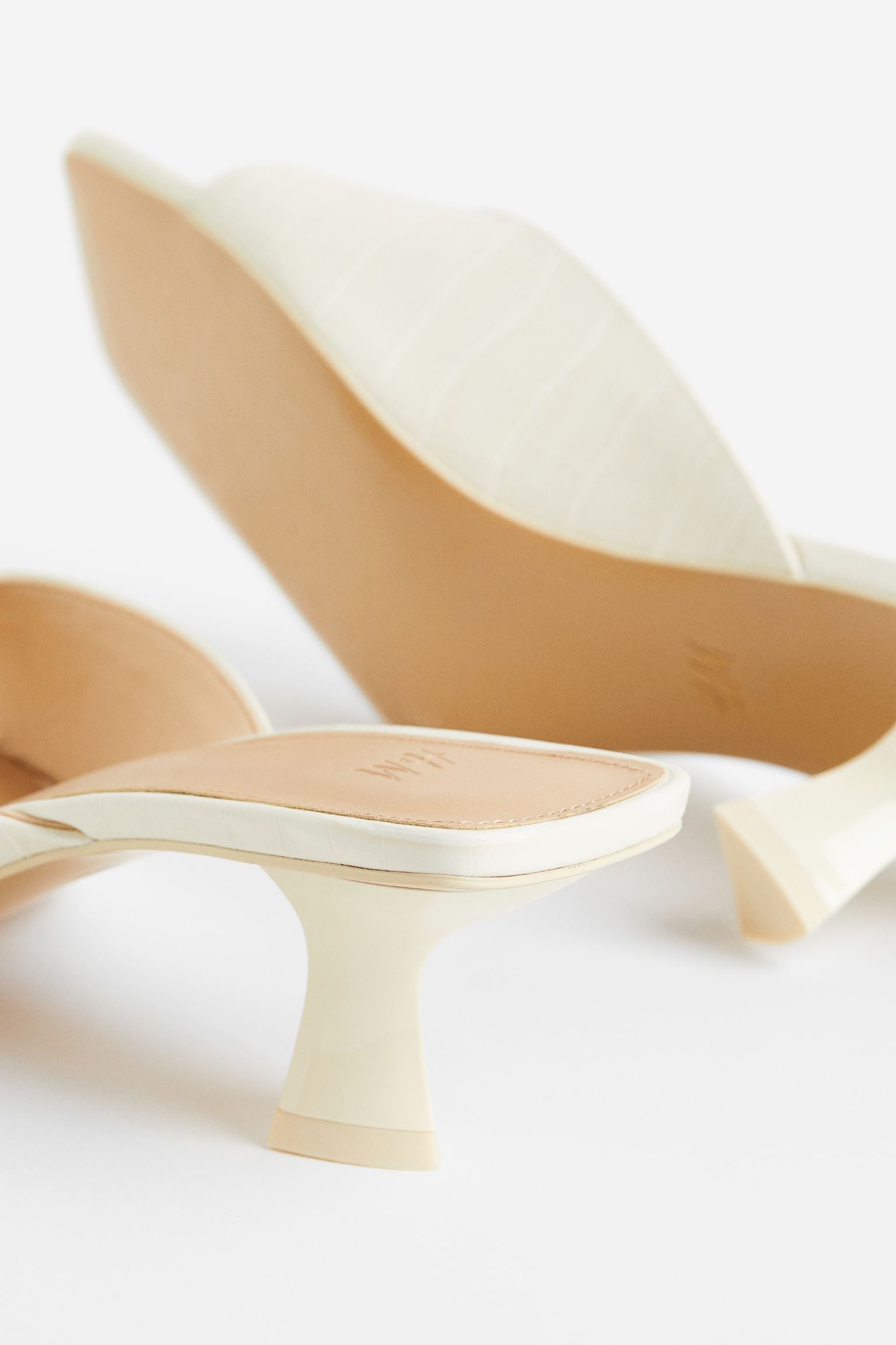 H & M WHITE FAUX CROC LEATHER LOW HEEL MULE