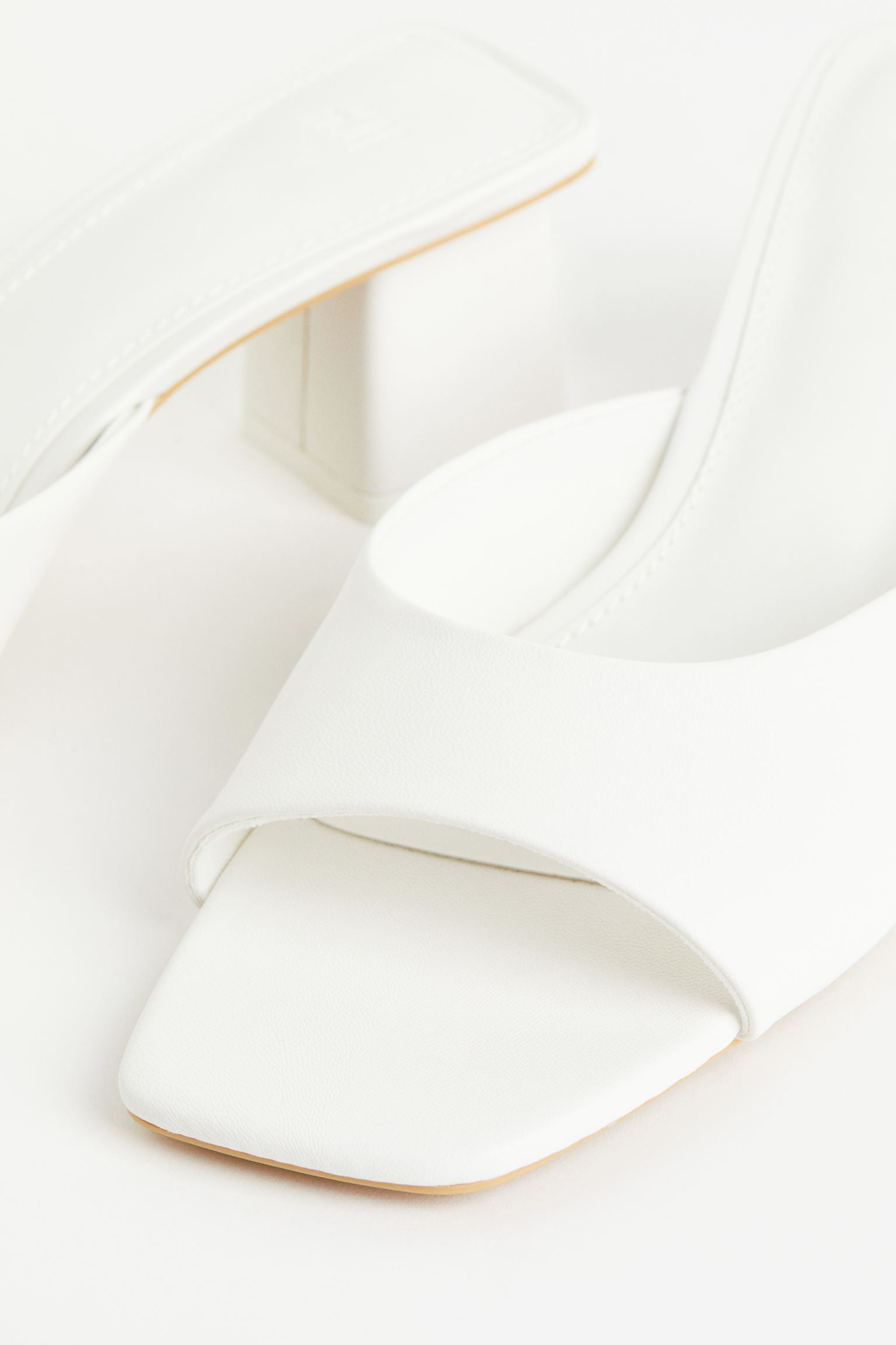 H & M WHITE LEATHER BLOCK HEEL MULE