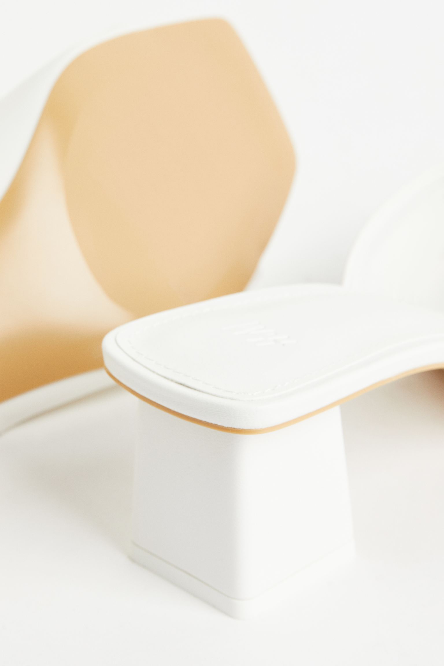 H & M WHITE LEATHER BLOCK HEEL MULE