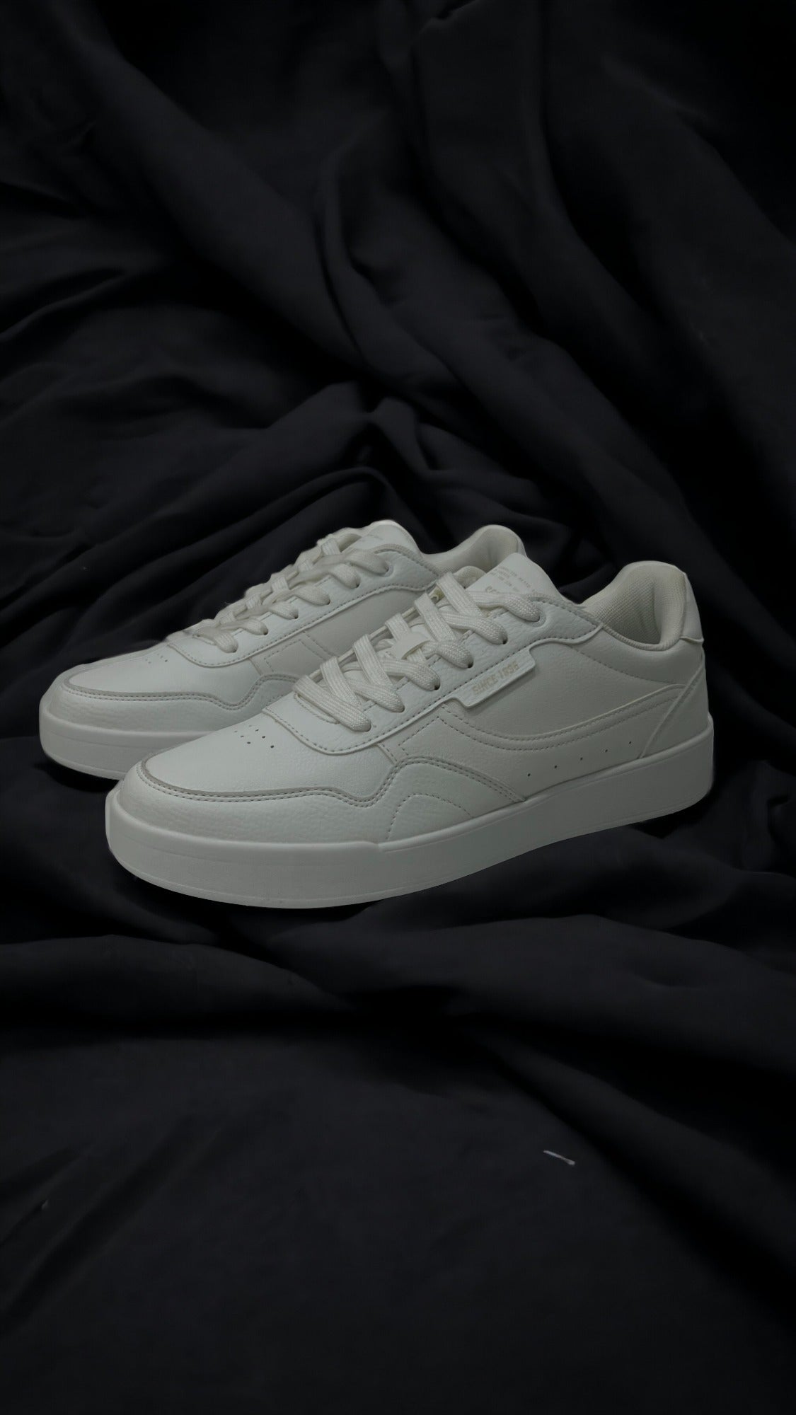 White classic tennis sales shoes