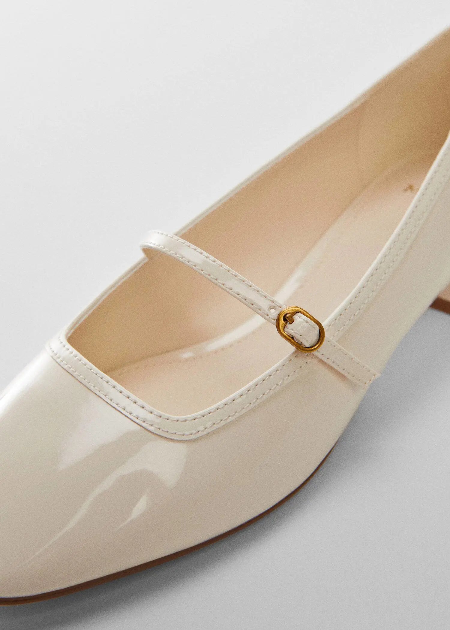 MANGO ECRU PATENT ALMOND TOE BLOCK HEEL MARYJANES