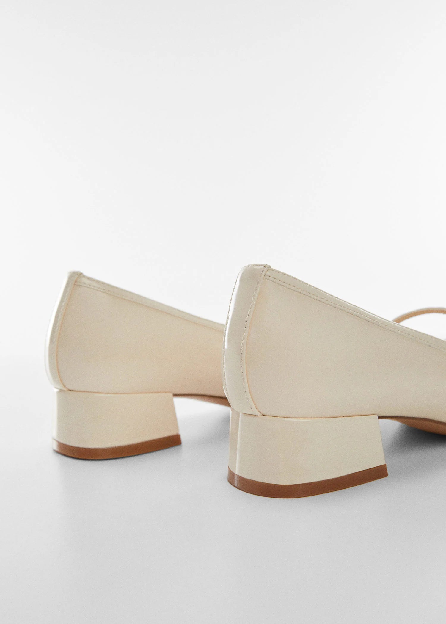 MANGO ECRU PATENT ALMOND TOE BLOCK HEEL MARYJANES