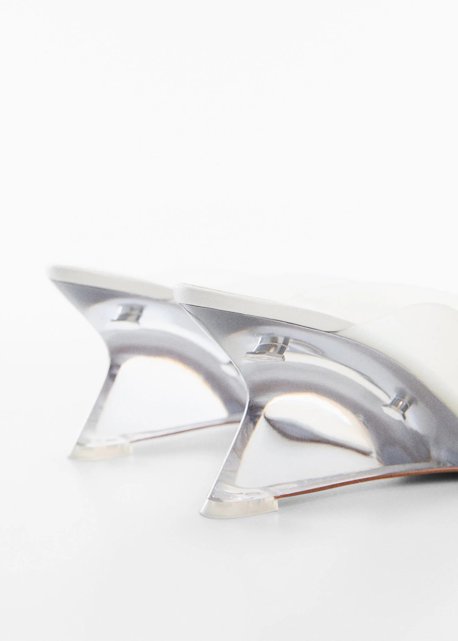 MANGO WHITE VINYL METHACRYLATE MULE