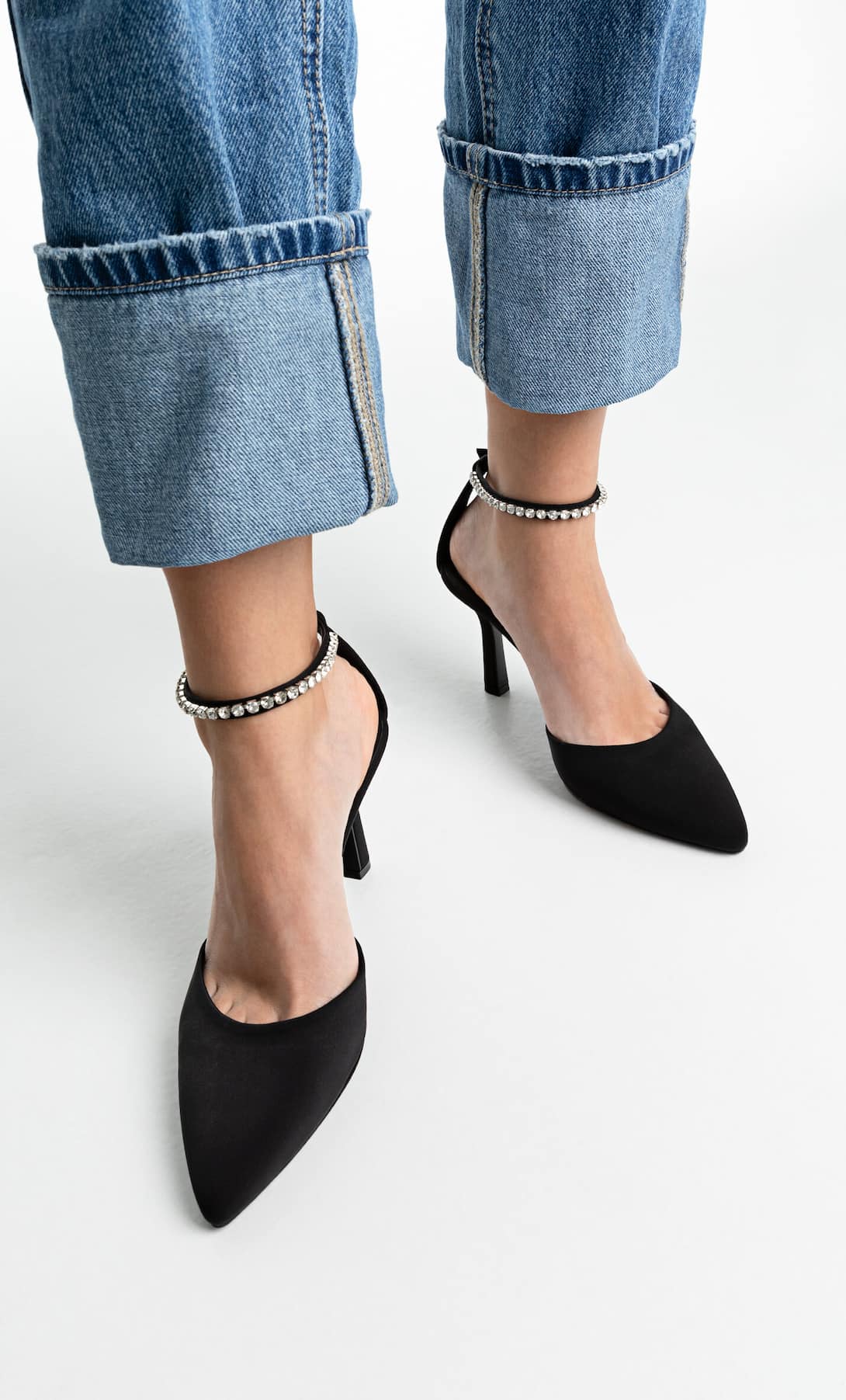 STRADIVARIUS BLACK HEELED SHOES WITH RHINESTONE STRAP