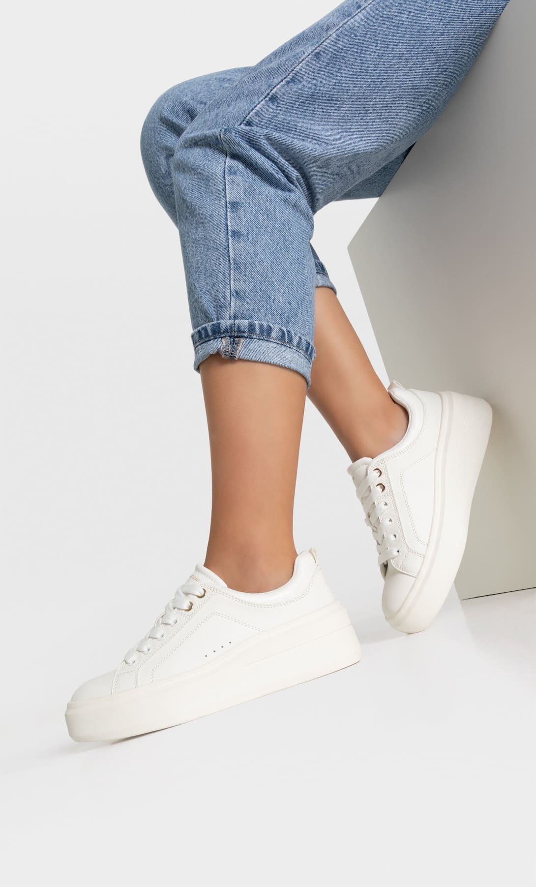 STRADIVARIUS WHITE CASUAL WEDGE SNEAKERS