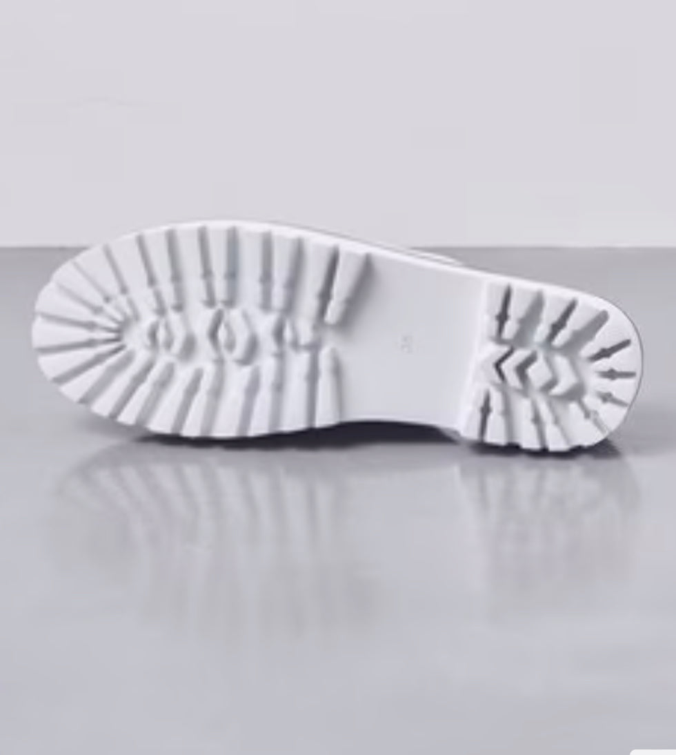 UNITED ARROWS WHITE ALMOND TOE MULE