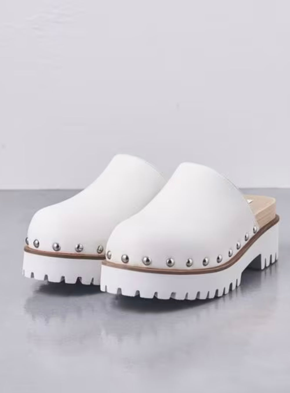 UNITED ARROWS WHITE ALMOND TOE MULE