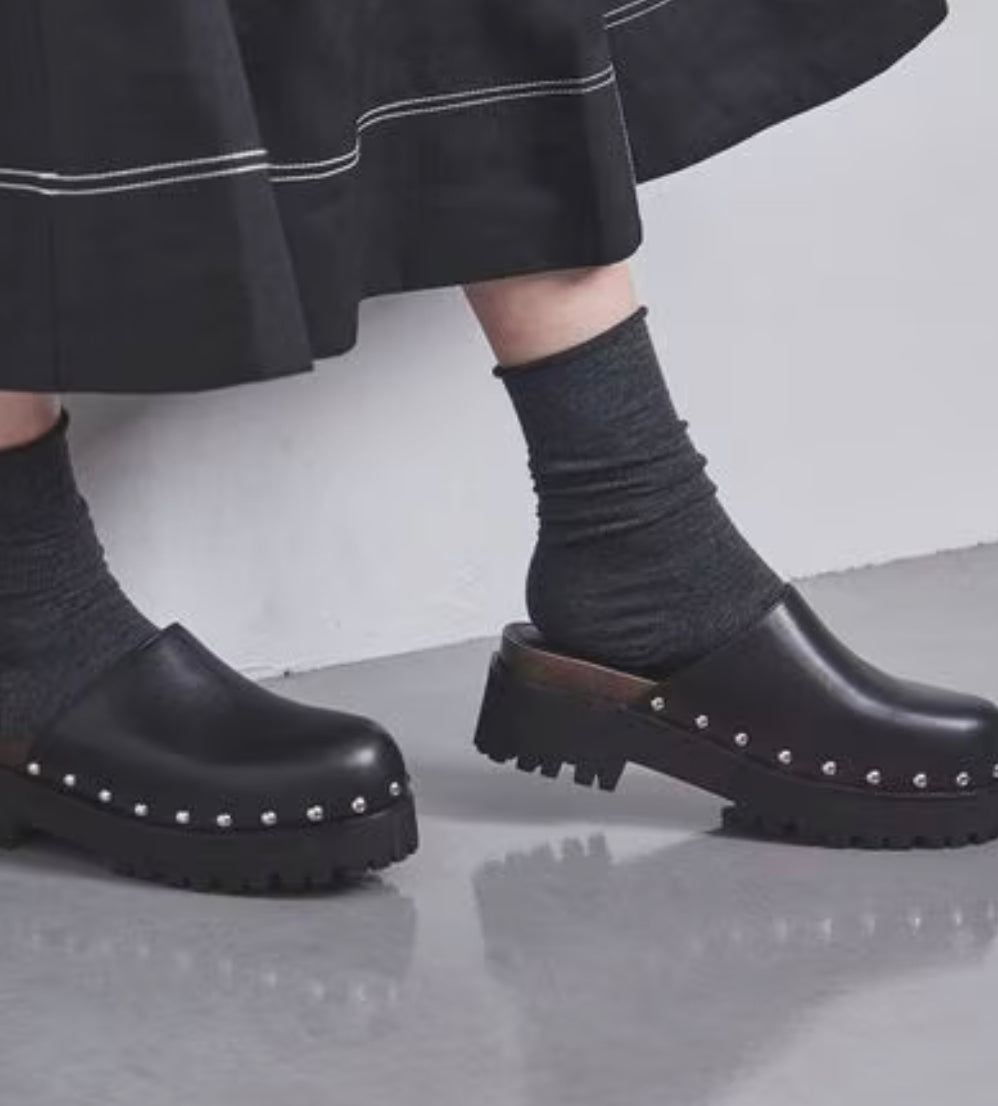 UNITED ARROWS BLACK ALMOND TOE MULE