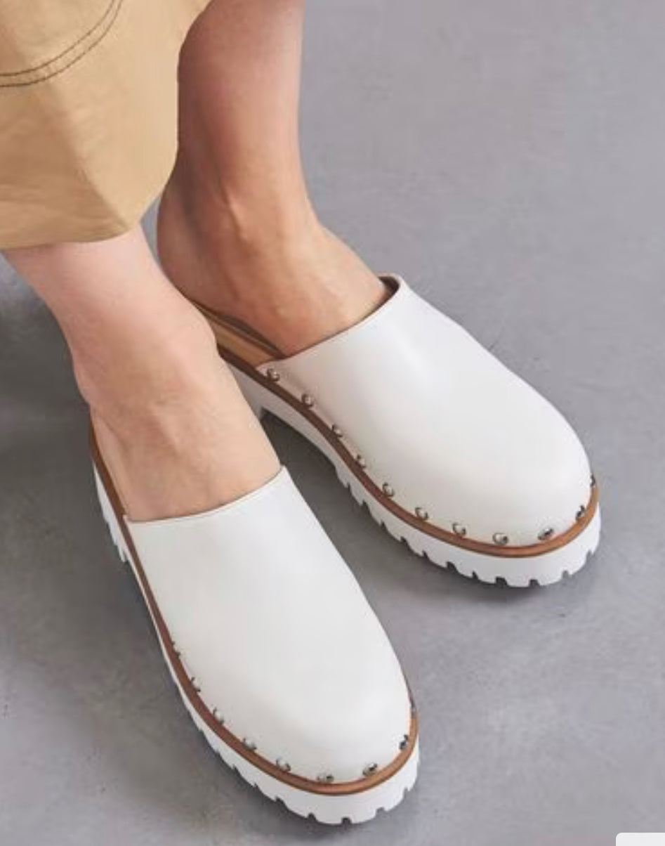 UNITED ARROWS WHITE ALMOND TOE MULE