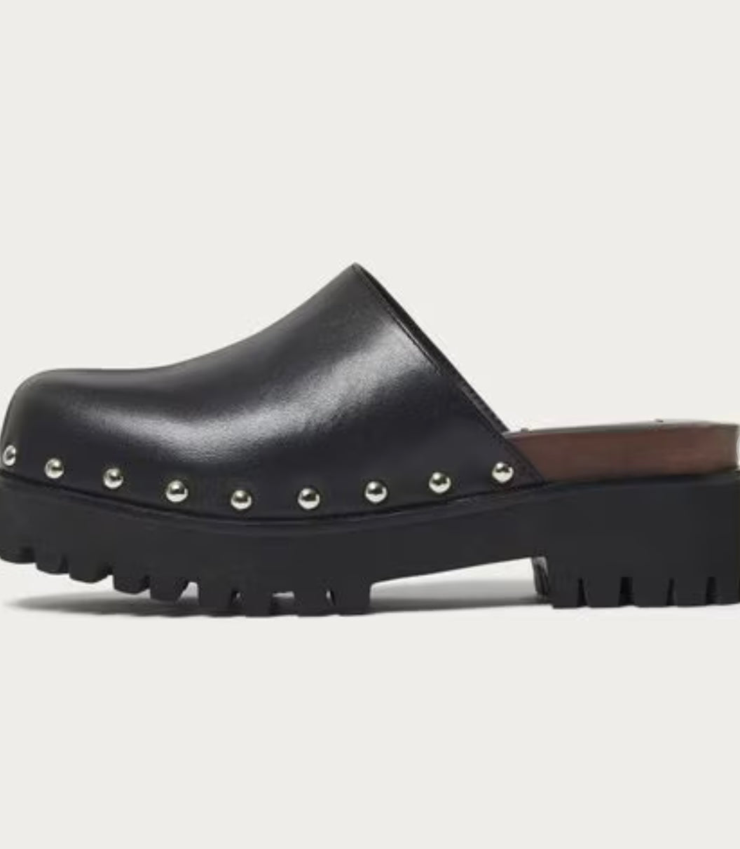 UNITED ARROWS BLACK ALMOND TOE MULE