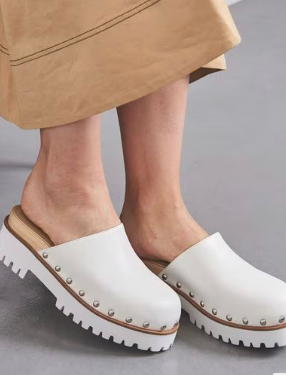 UNITED ARROWS WHITE ALMOND TOE MULE
