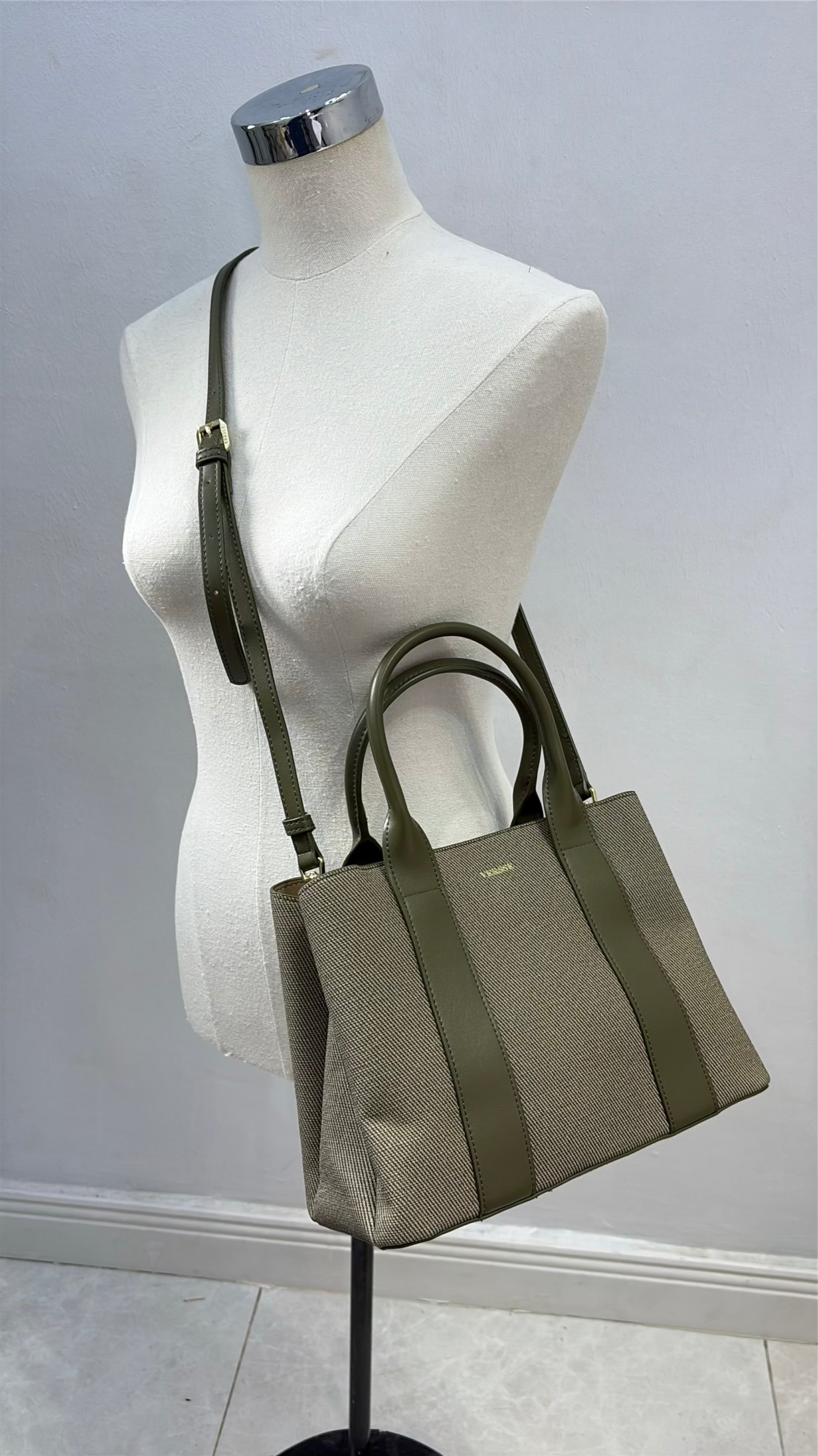 Versse Textured Fabric Structured Toe in Green