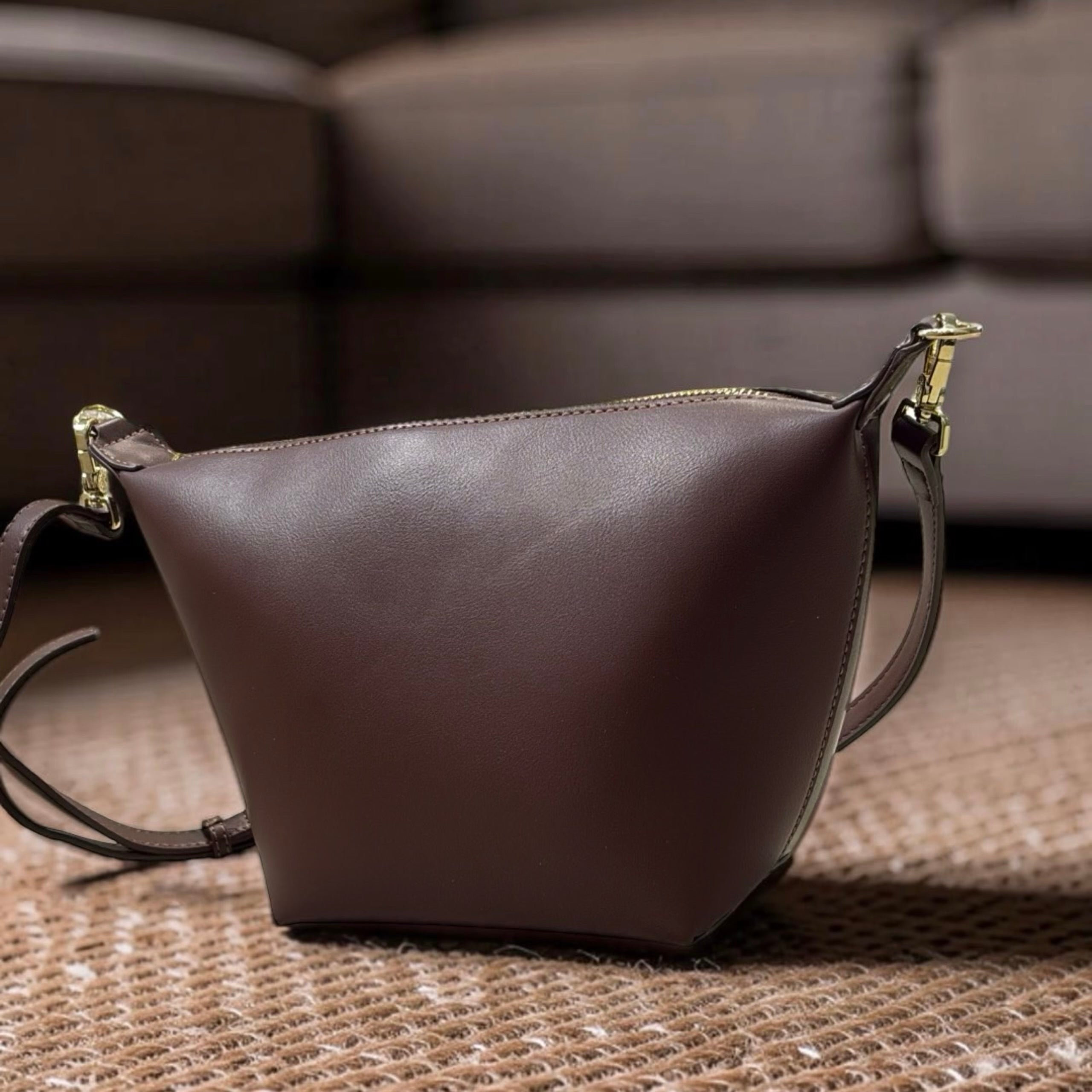 Versse Trapeze Handbag in Coffee