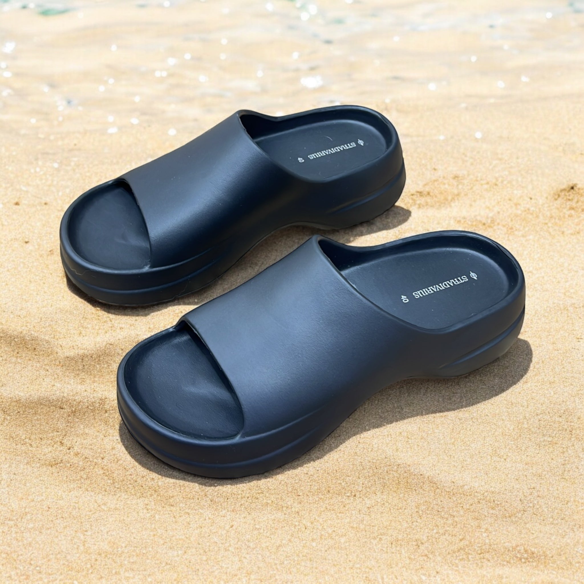 STRADIVARIUS RUBBERISED SLIDERS IN BLACK