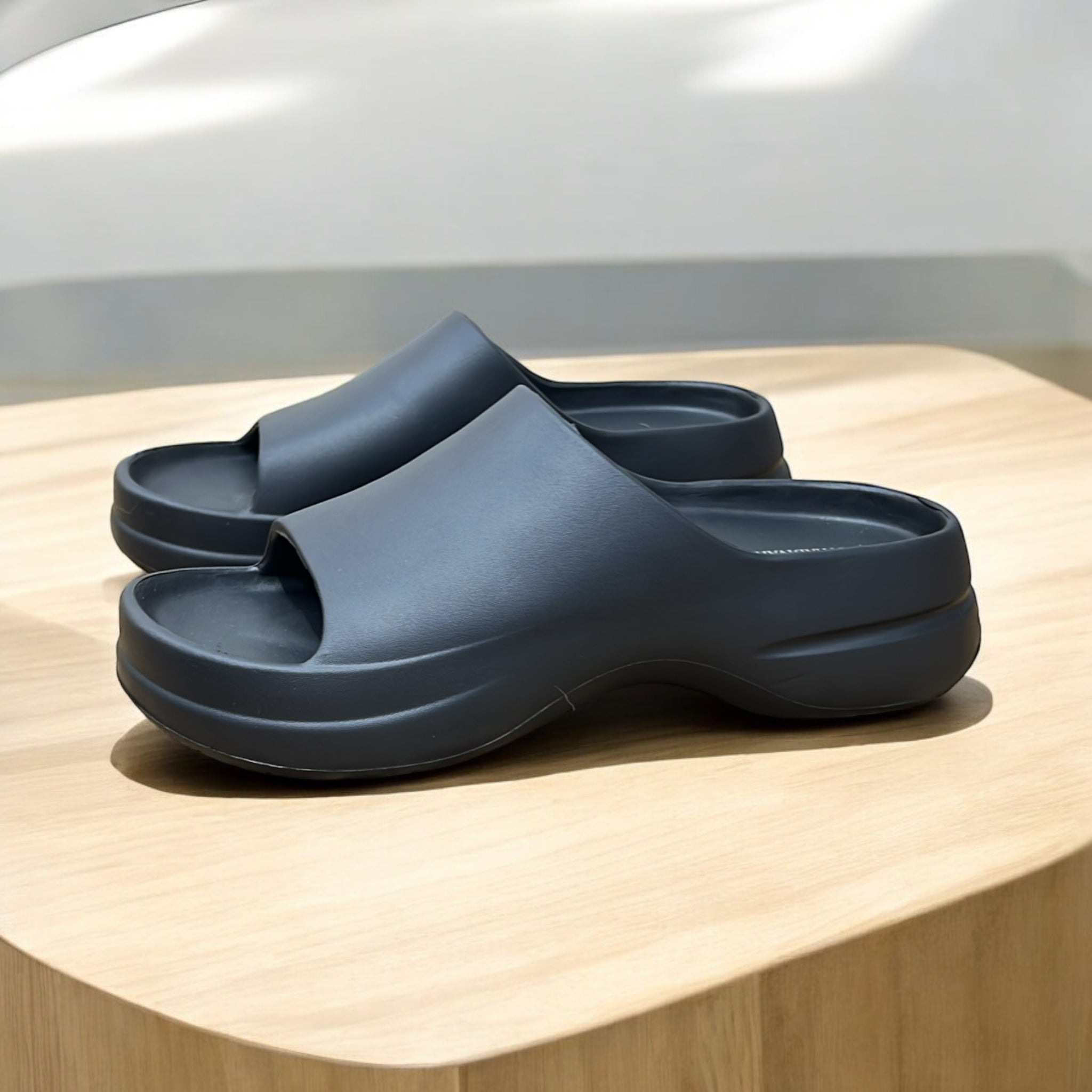 STRADIVARIUS RUBBERISED SLIDERS IN BLACK