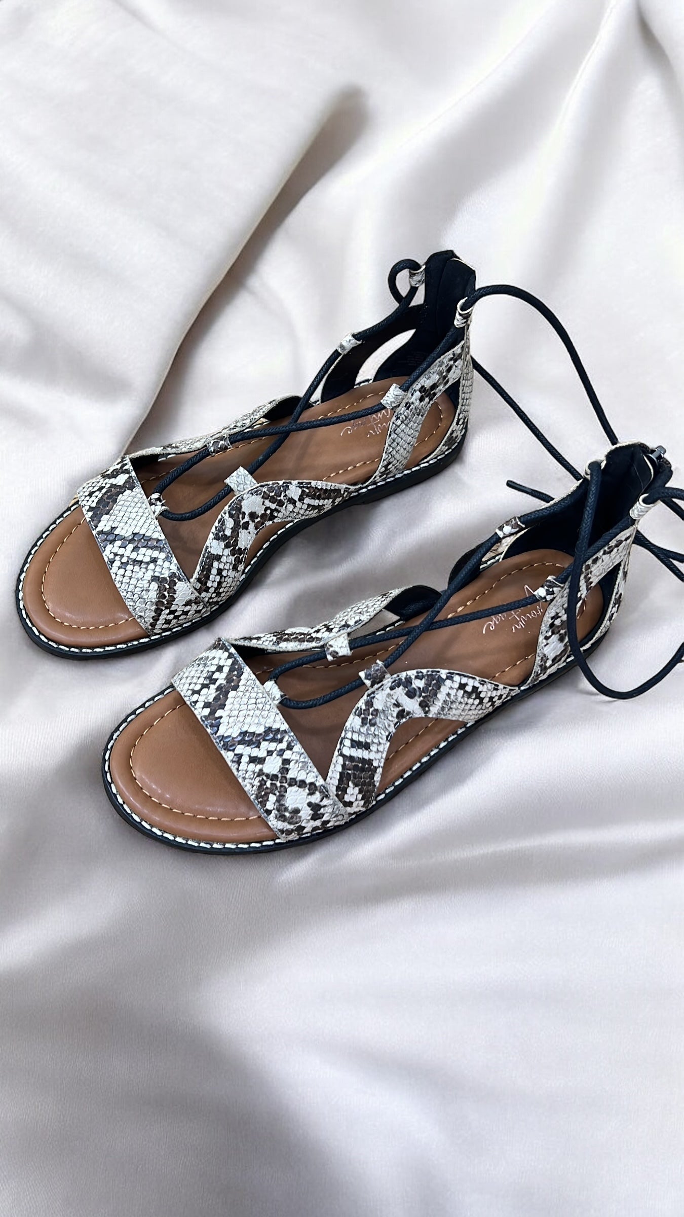 CROWN VINTAGE LACE-UP SANDAL IN SNAKEPRINT