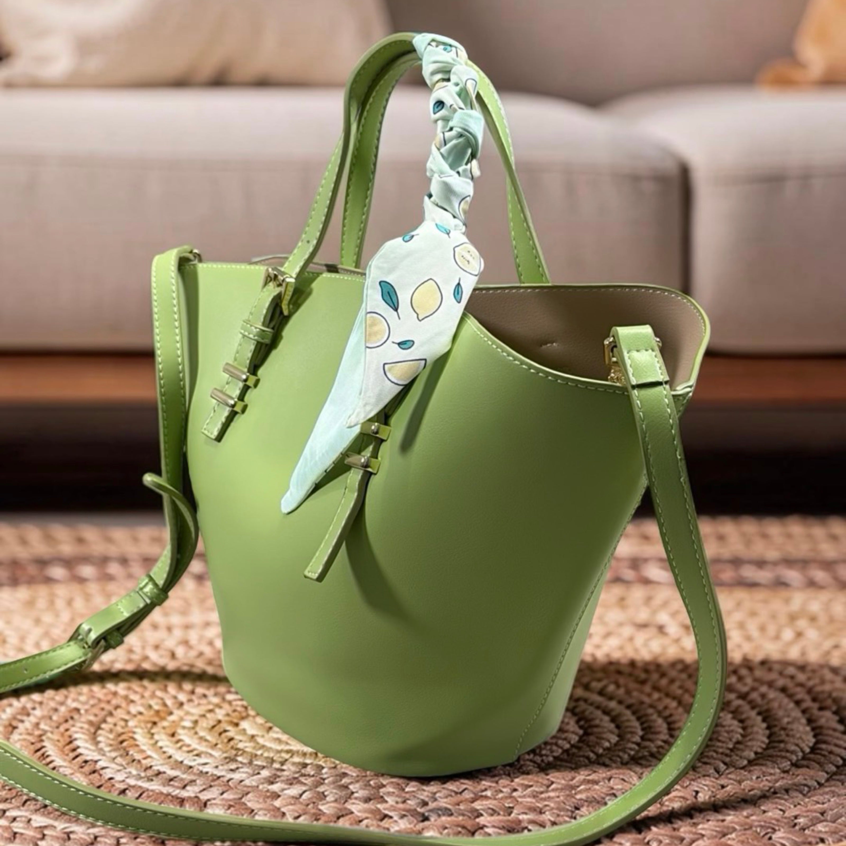 Versse Trapeze Handbag in Lemon