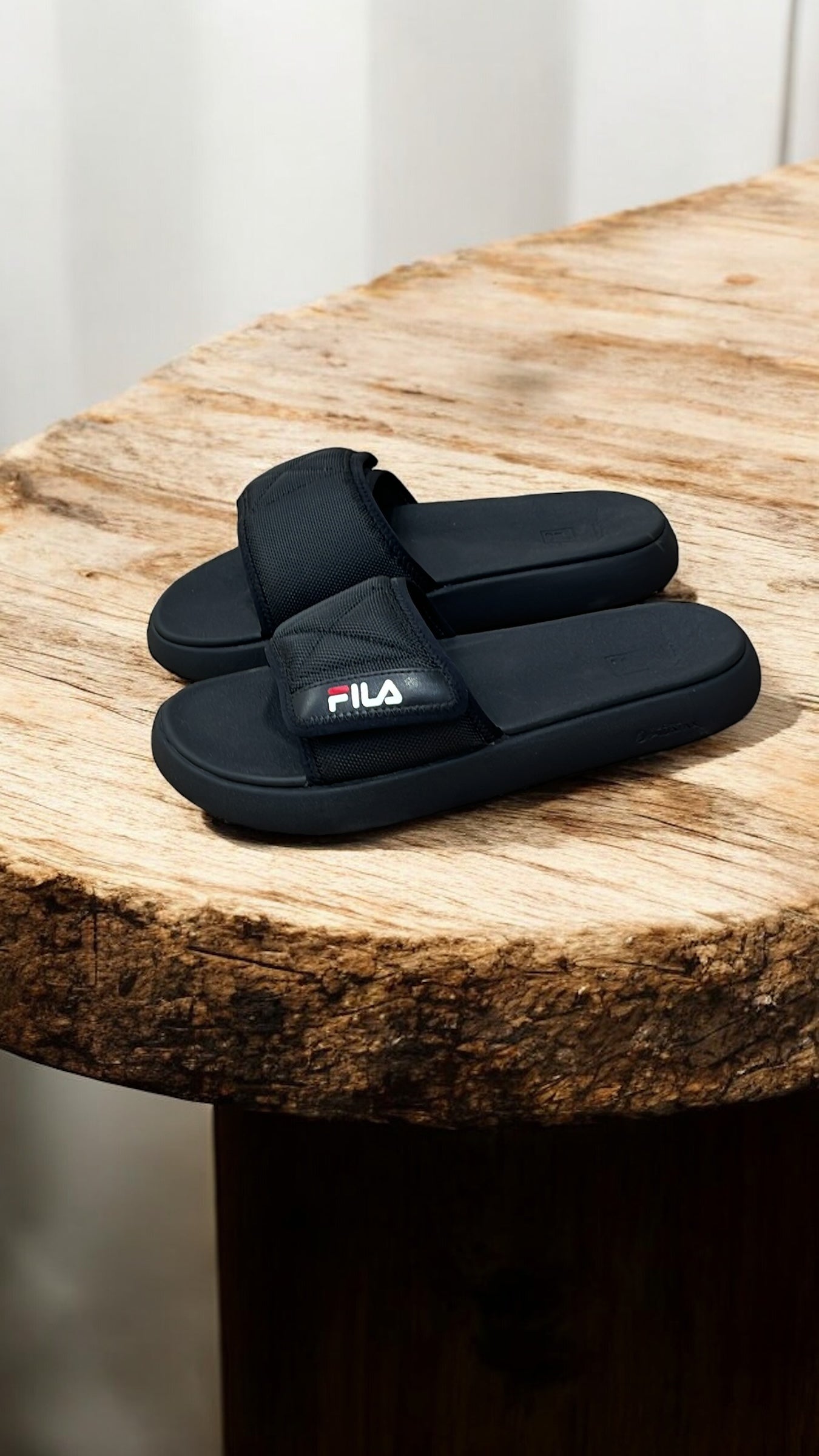 FILA LOGO DETAIL UNISEX SLIDE IN BLACK