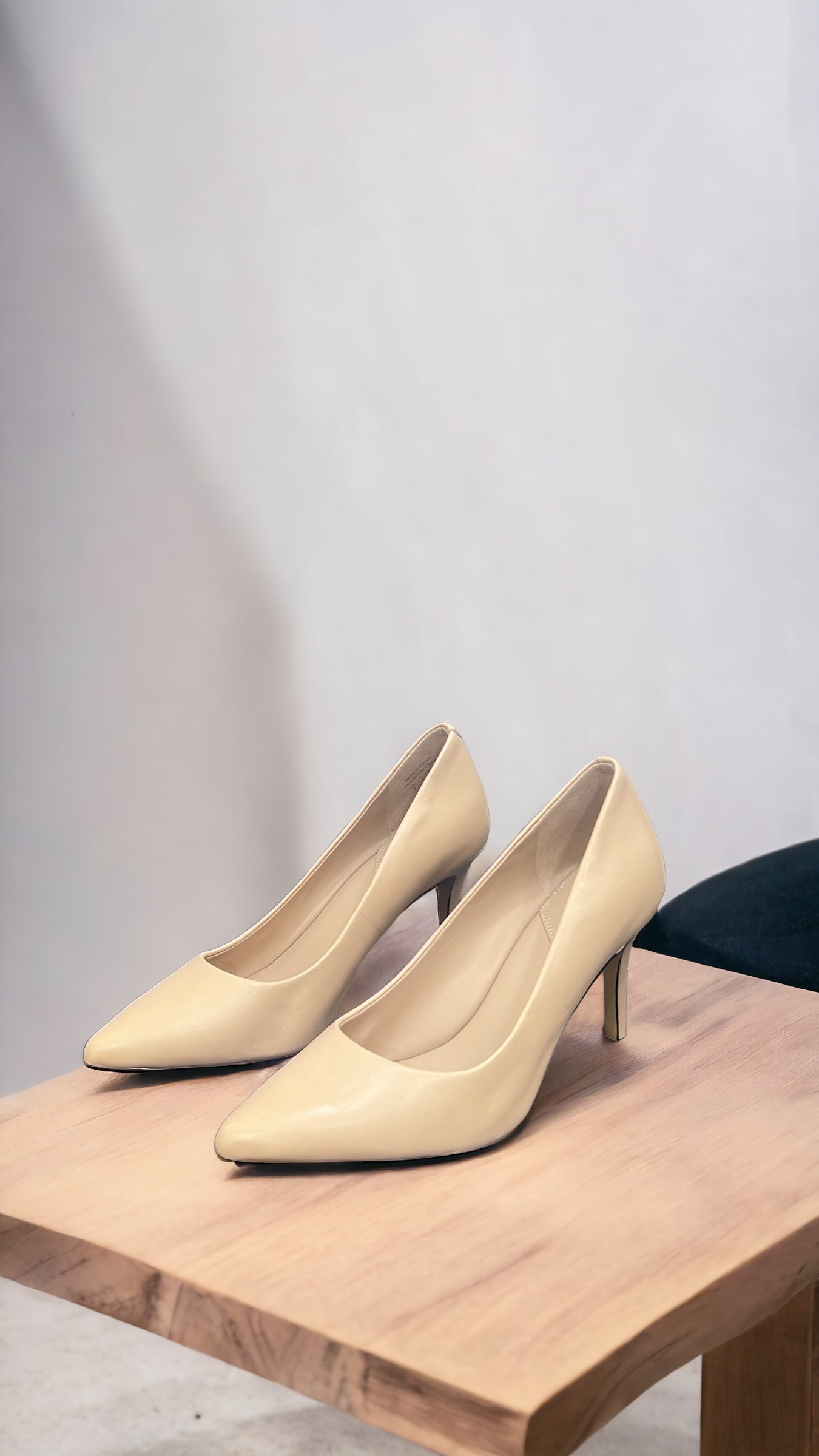 LUCAFERRI POINTED TOE PUMP IN NUDE