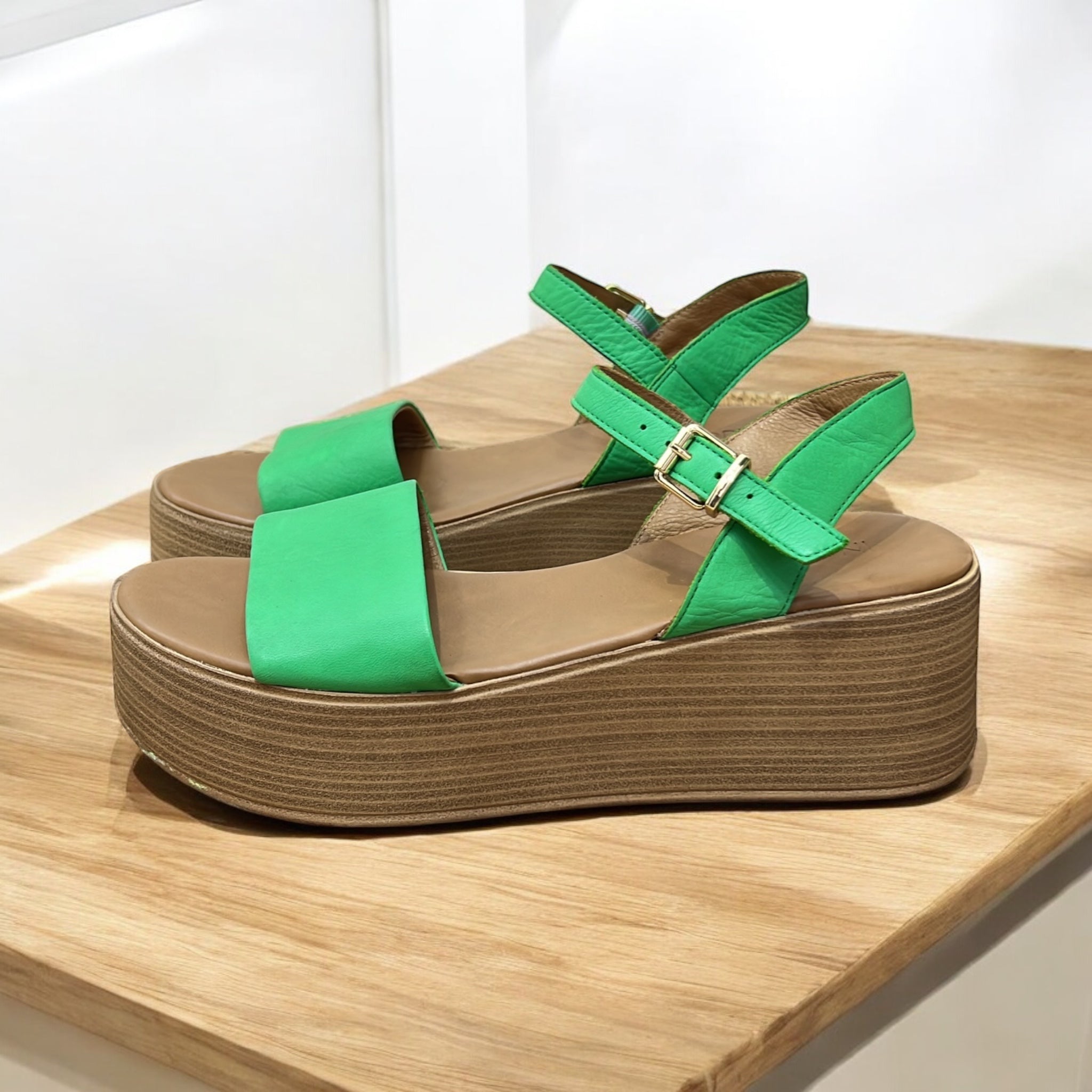 INUOVO WEDGE SANDAL IN GREEN