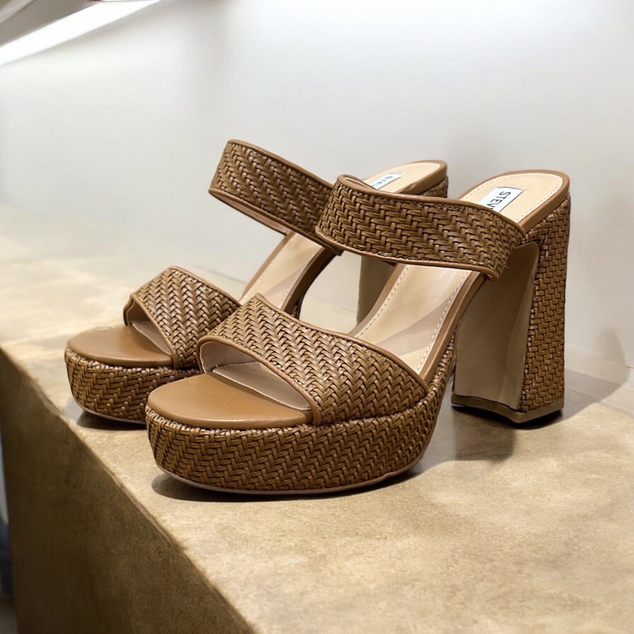 STEVE MADDEN FAUX WOVEN RAFFIA BLOCK HEEL MULE IN COGNAC