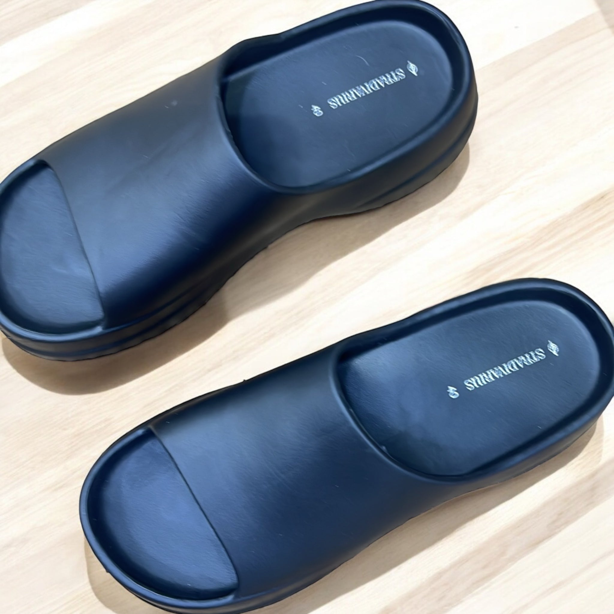 STRADIVARIUS RUBBERISED SLIDERS IN BLACK