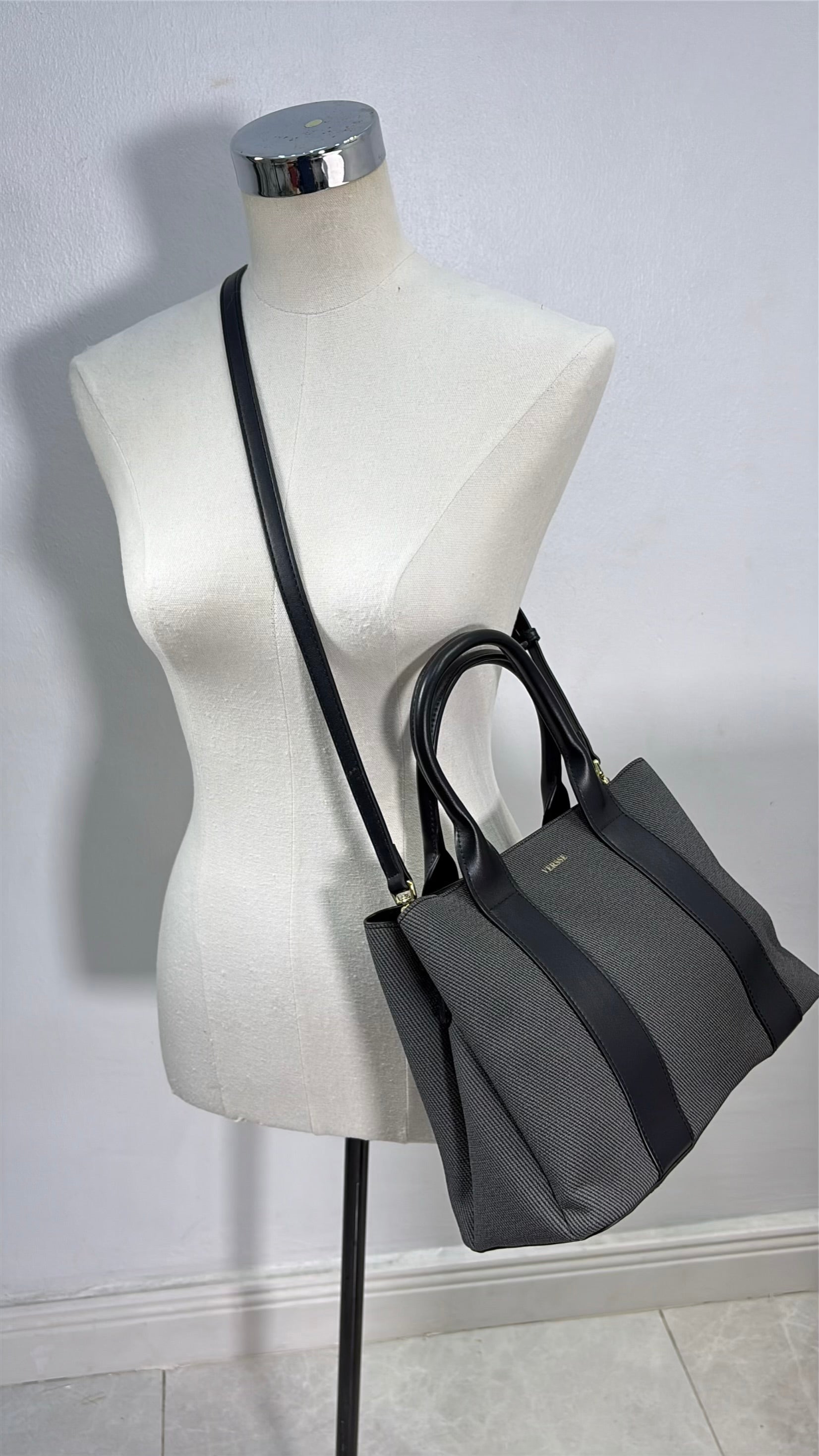 Versse Textured Fabric Structured Toe in Black