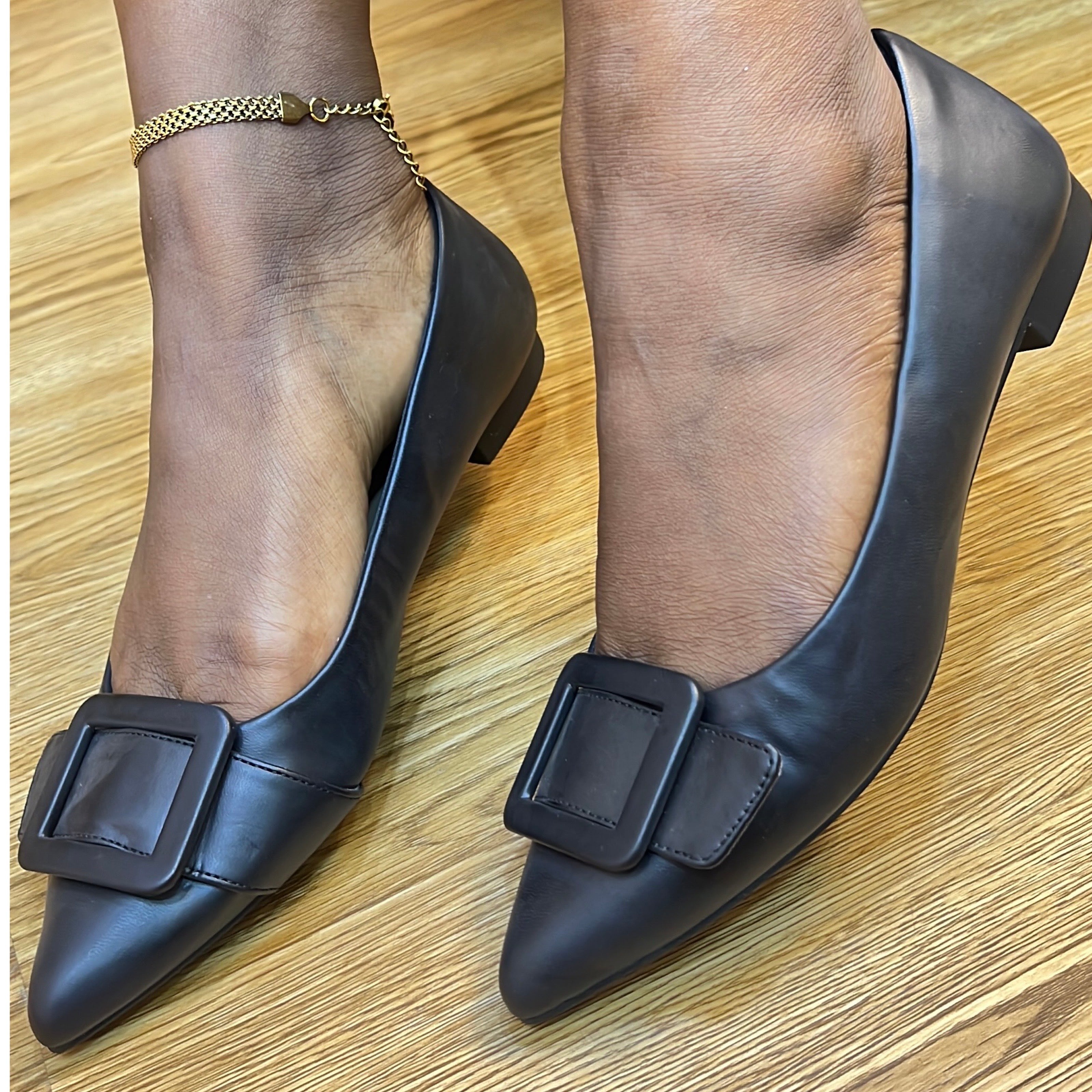 Fioni leather Pointed Toe Flat Shoes in Black