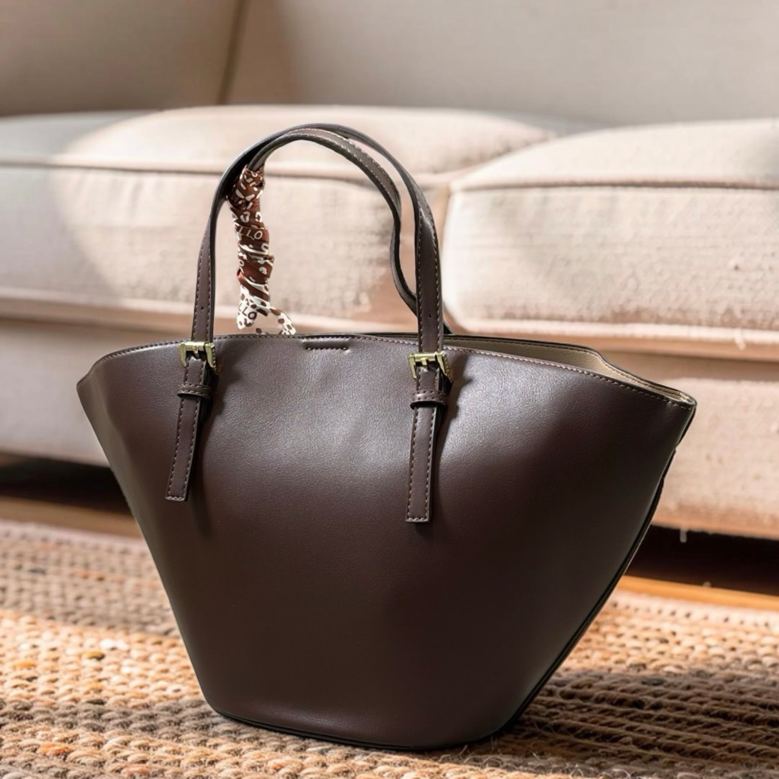 Versse Trapeze Handbag in Coffee