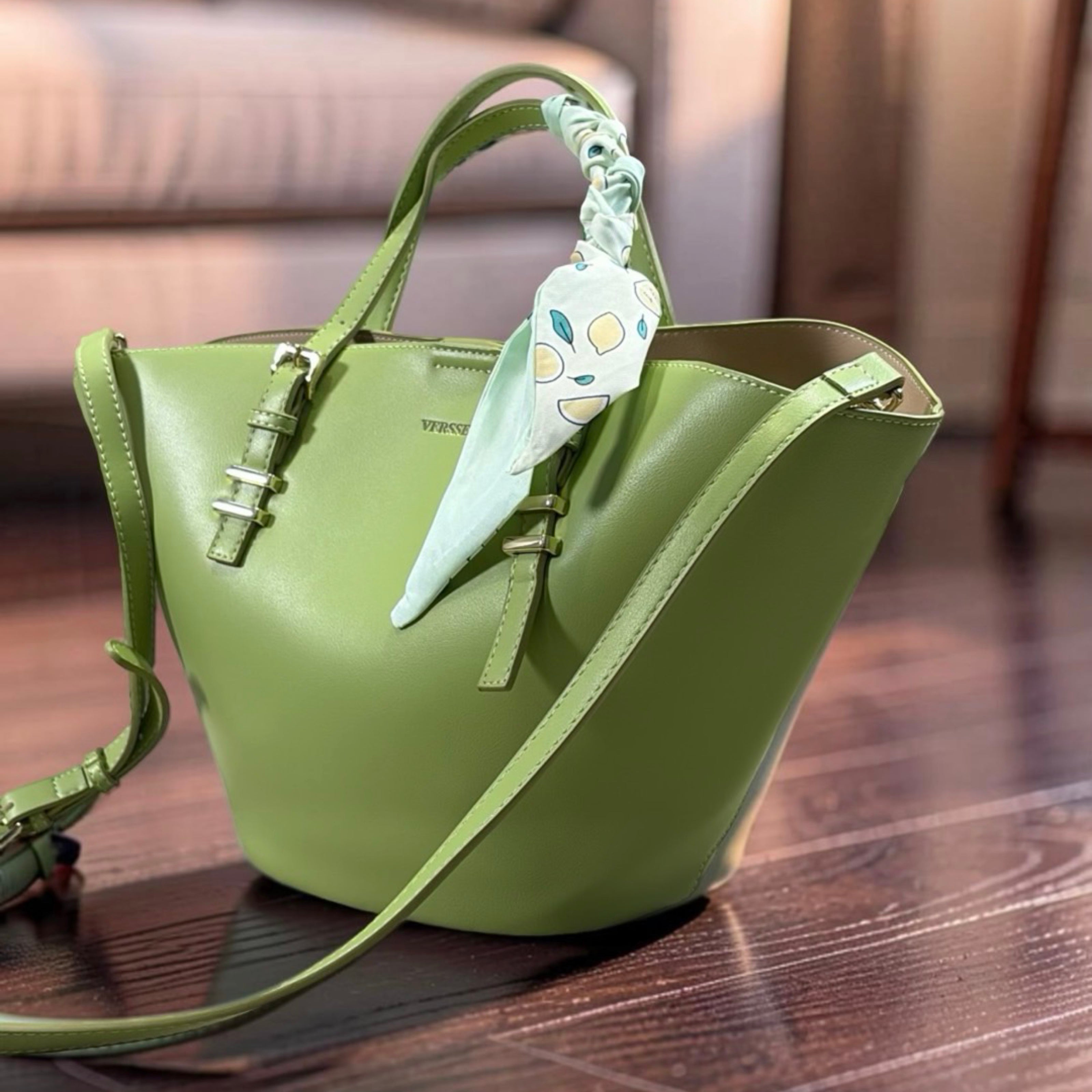 Versse Trapeze Handbag in Lemon
