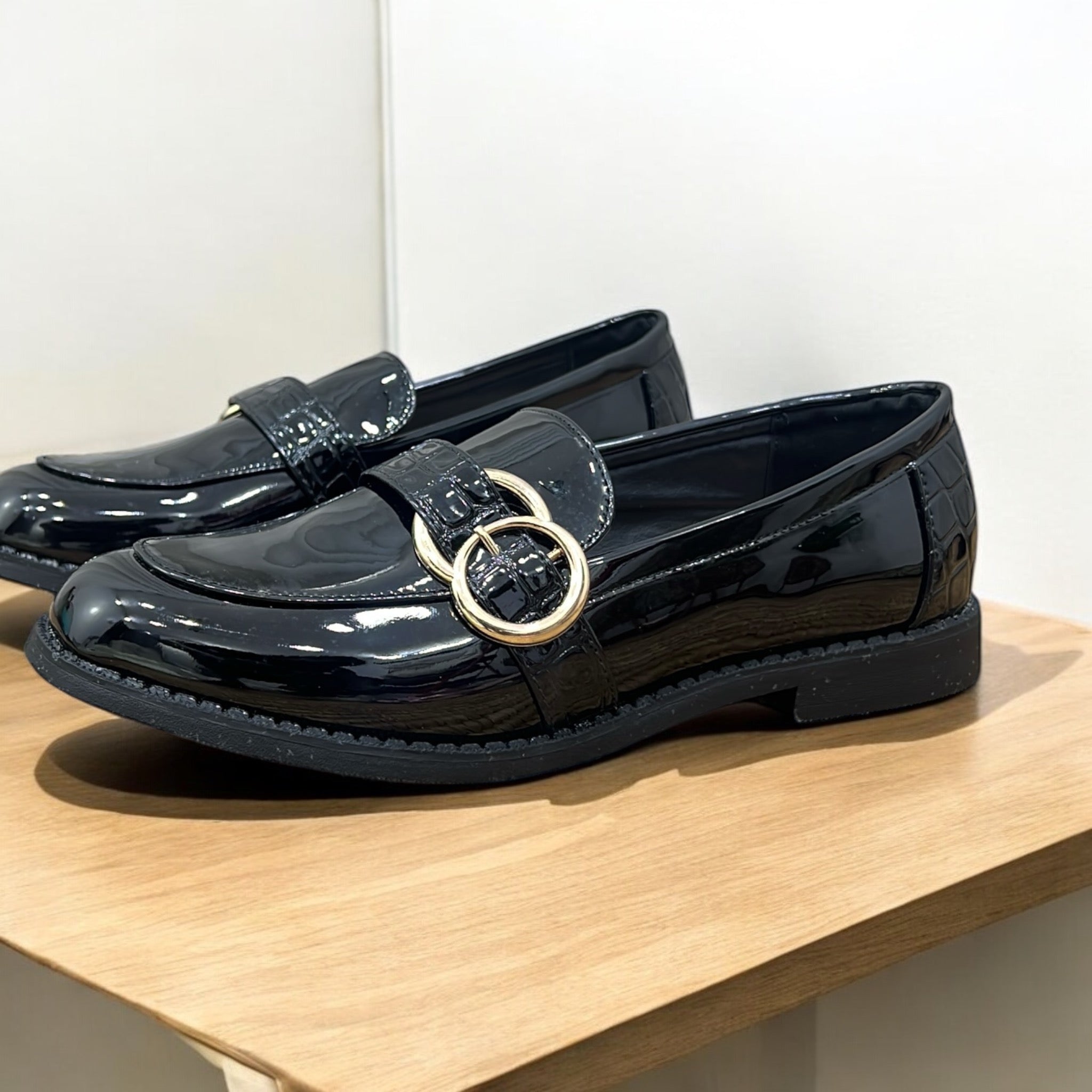 LINZI PATENT FLATS IN BLACK