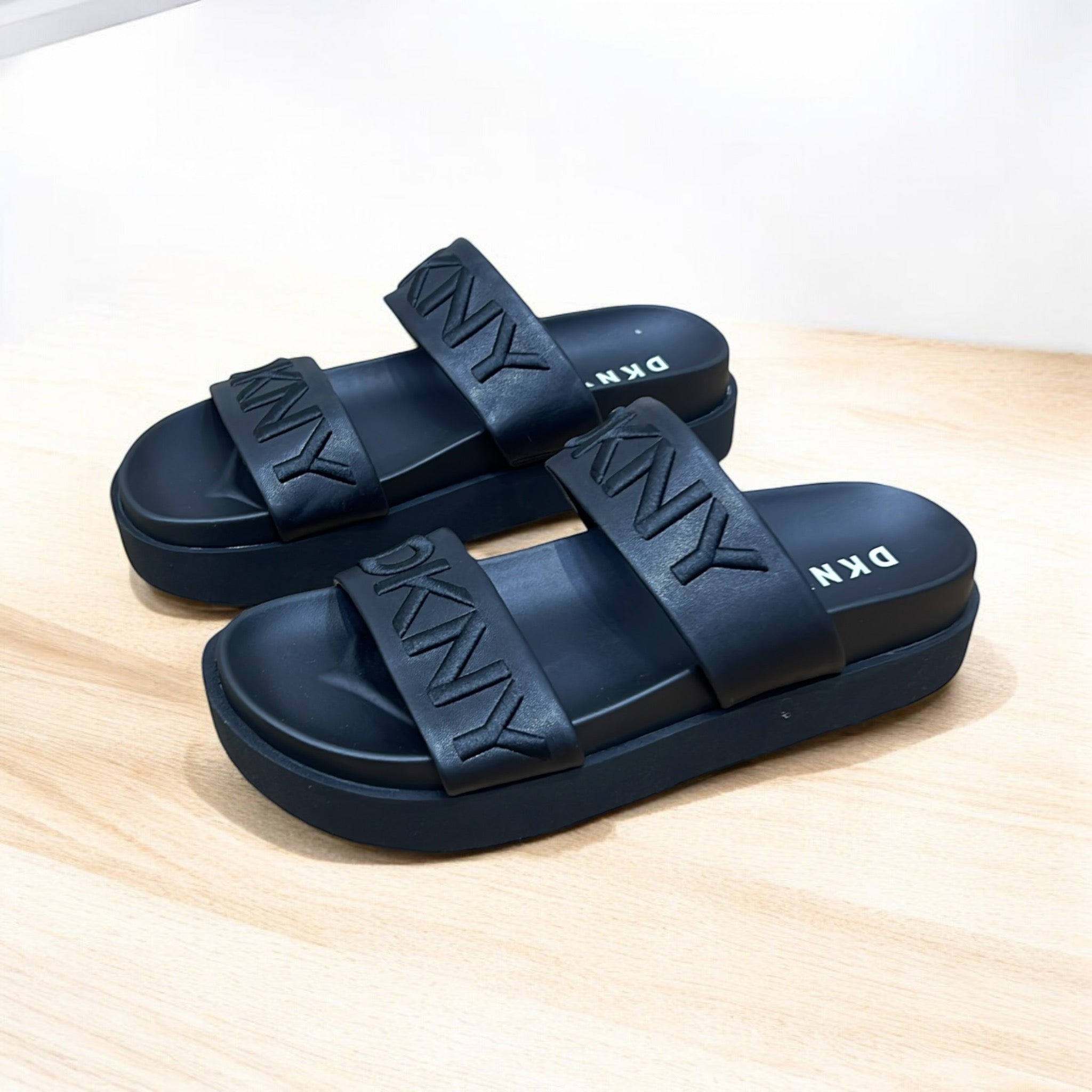 DKNY DOUBLE STRAP MONOGRAM  PLATFORM SLIDE IN BLACK