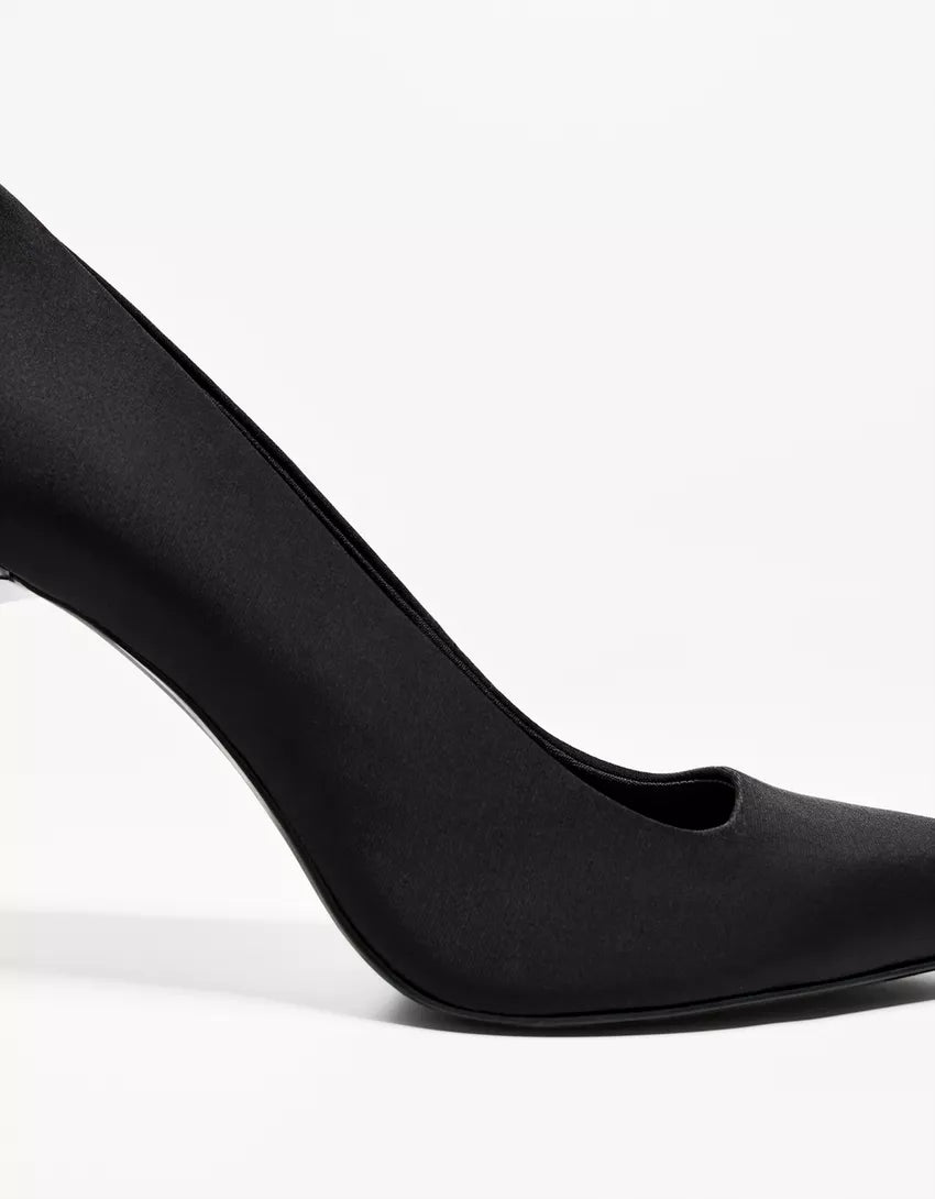 Bershka Pointed Toe Heeled Pump in Black