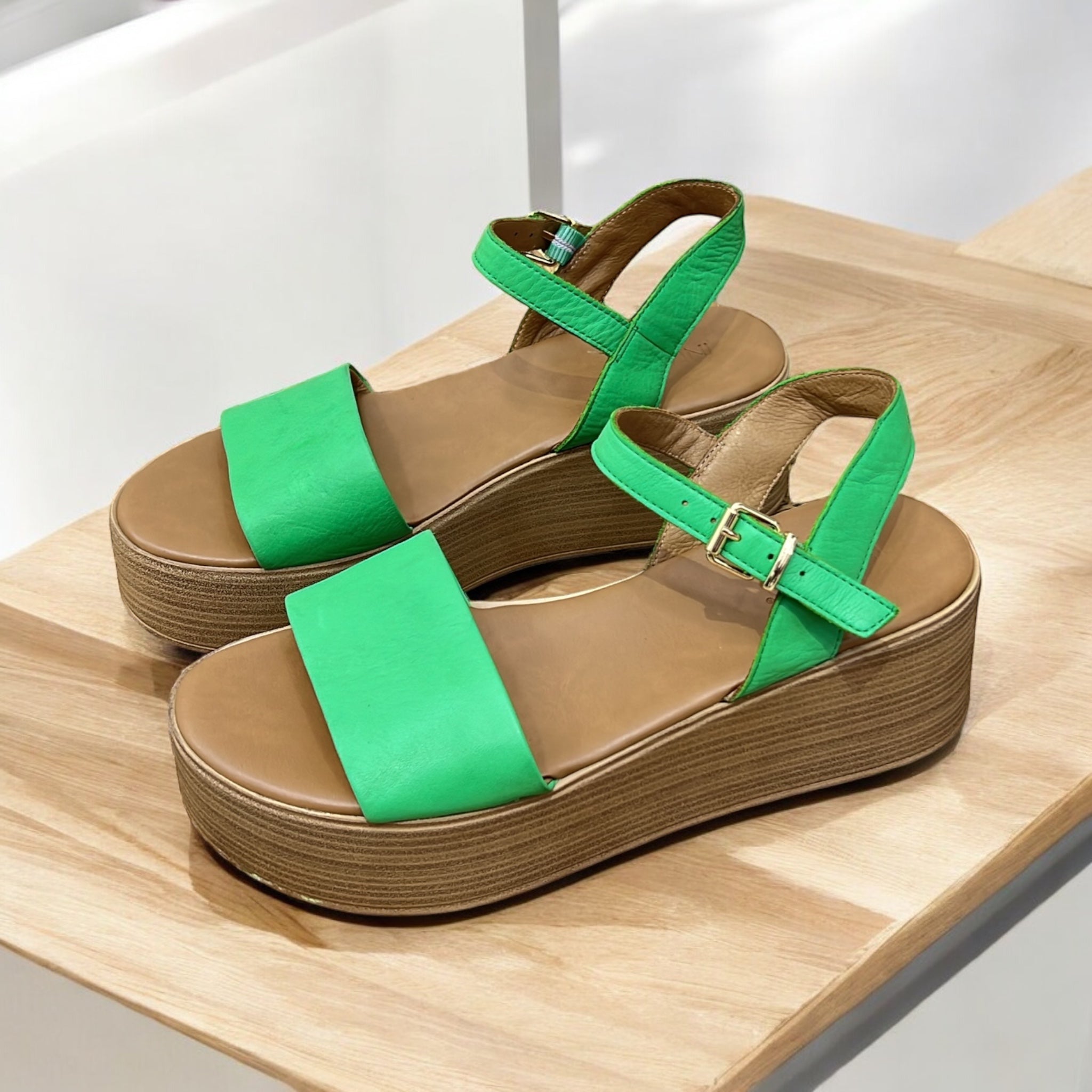 INUOVO WEDGE SANDAL IN GREEN