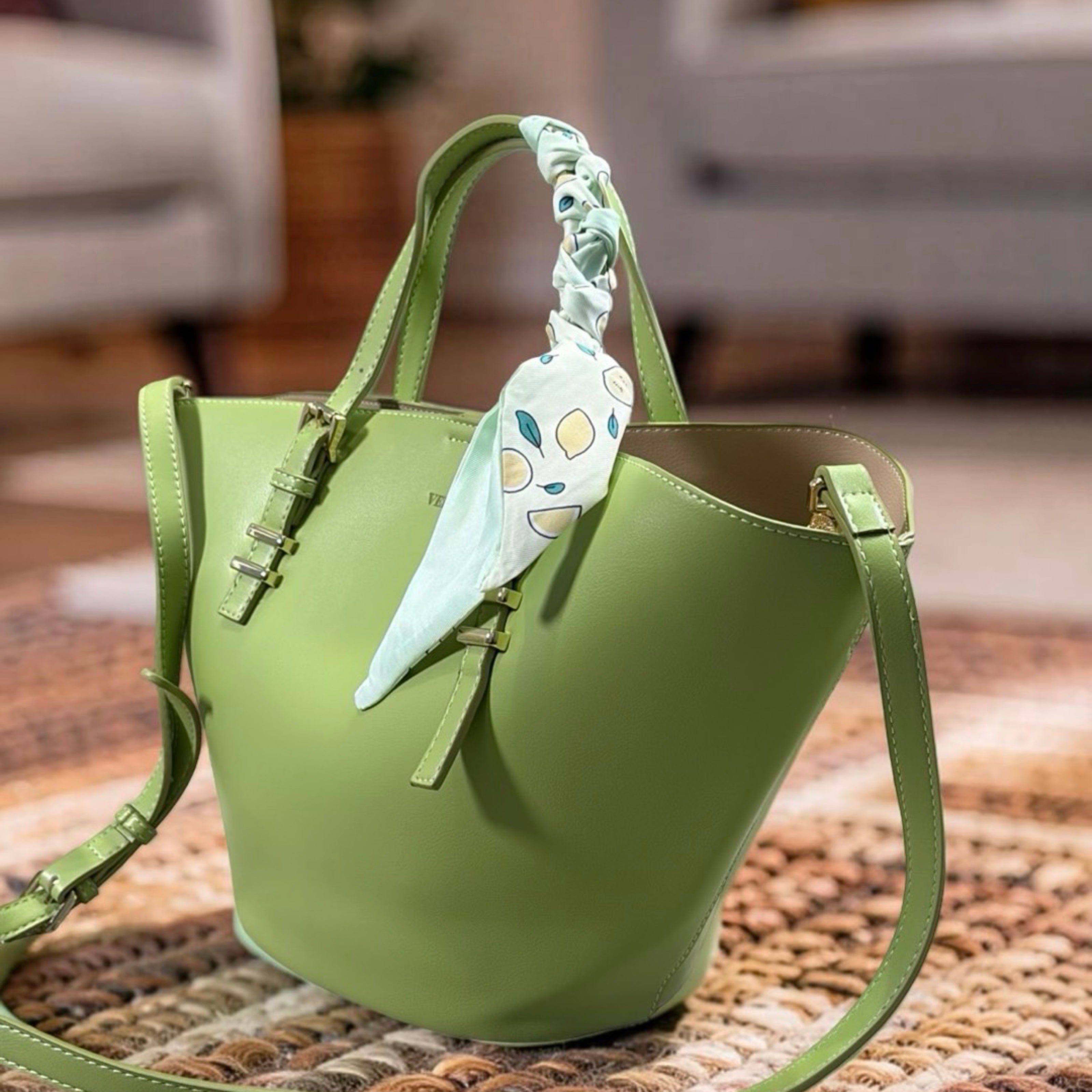 Versse Trapeze Handbag in Lemon