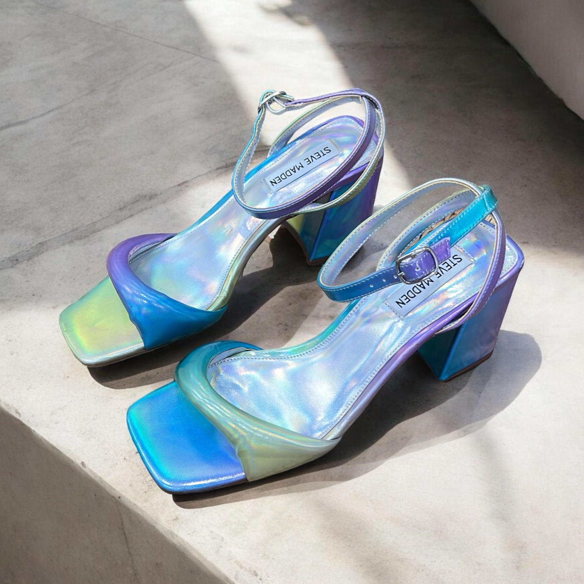 STEVE MADDEN PADDED STRAP IRIDESCENT BLOCK HEEL SANDAL BLUE