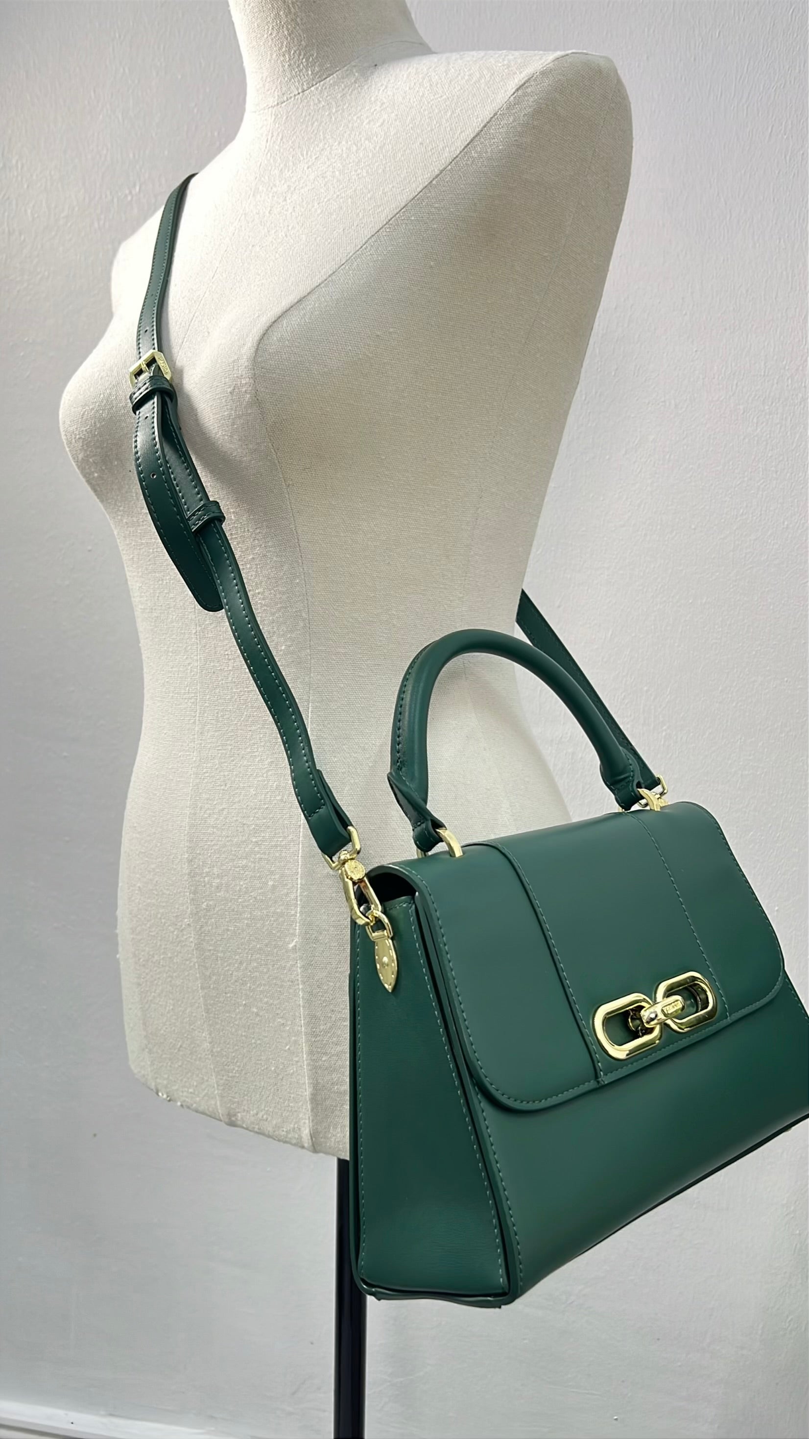 Versse Top handle Structured Flap Bag in Green