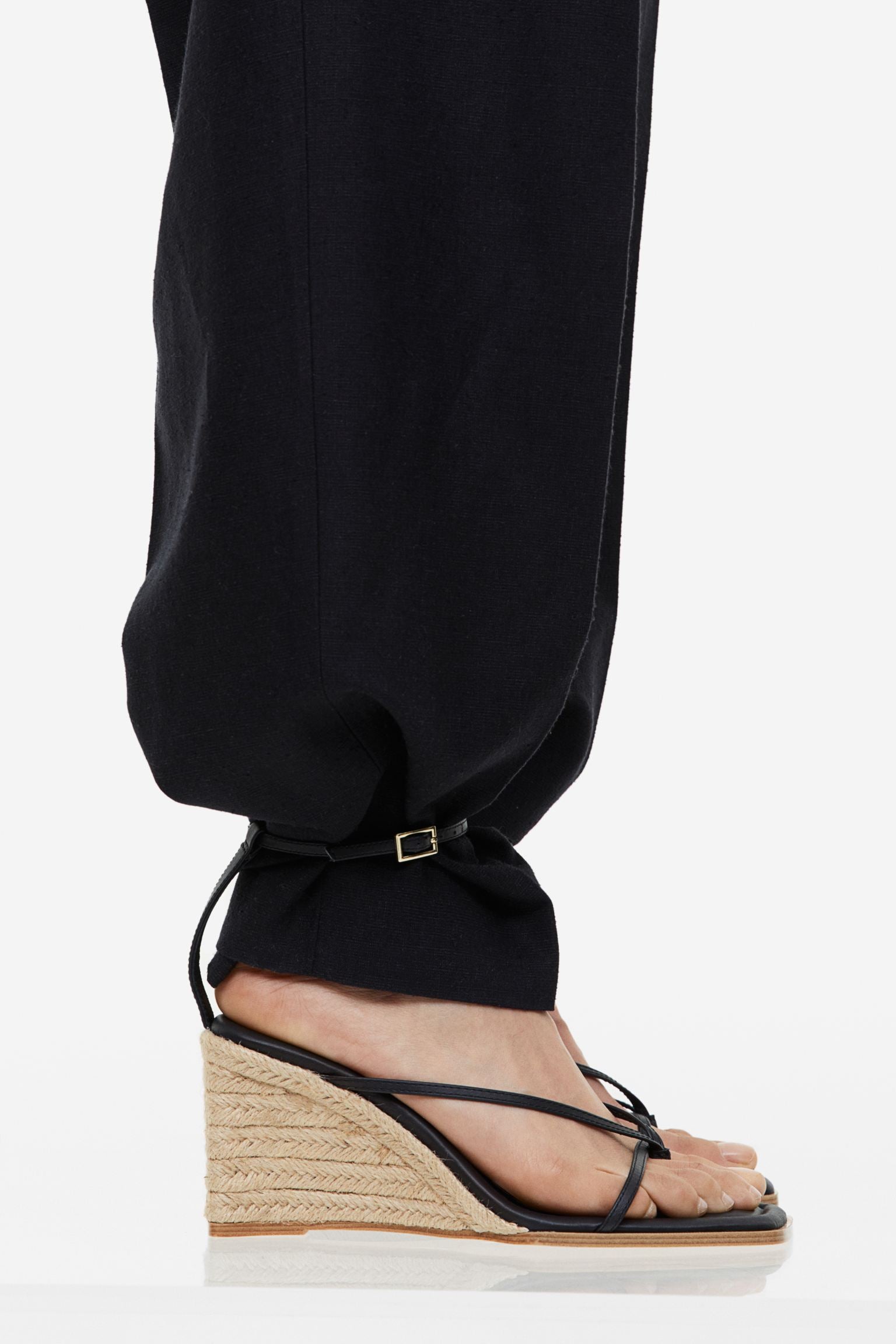 H & M BLACK LEATHER STRAPPY RAFFIA WEDGE SANDAL