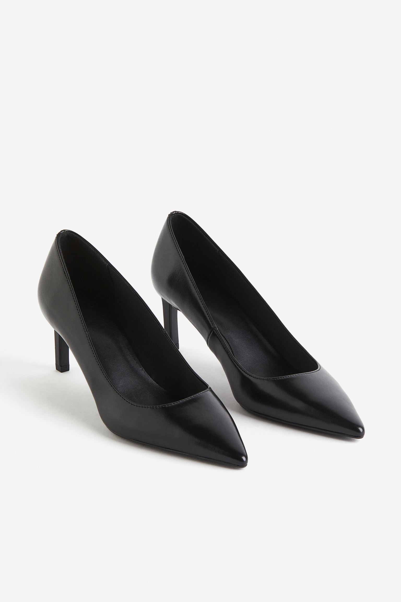 H & M LEATHER POINTED TOE PUMP IN BLACK