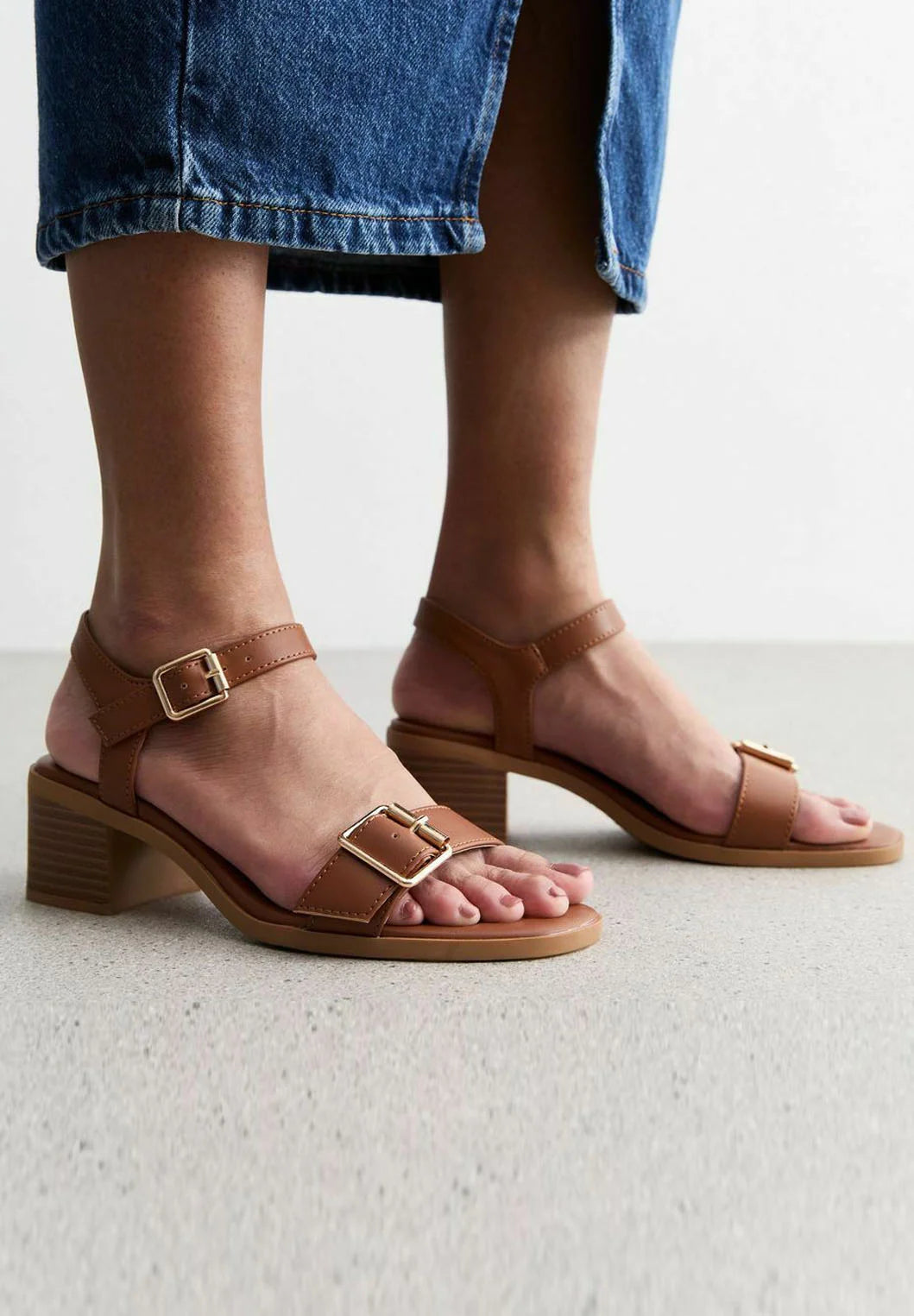 NEW LOOK BUCKLE DETAIL BLOCK HEEL SANDAL IN COGNAC